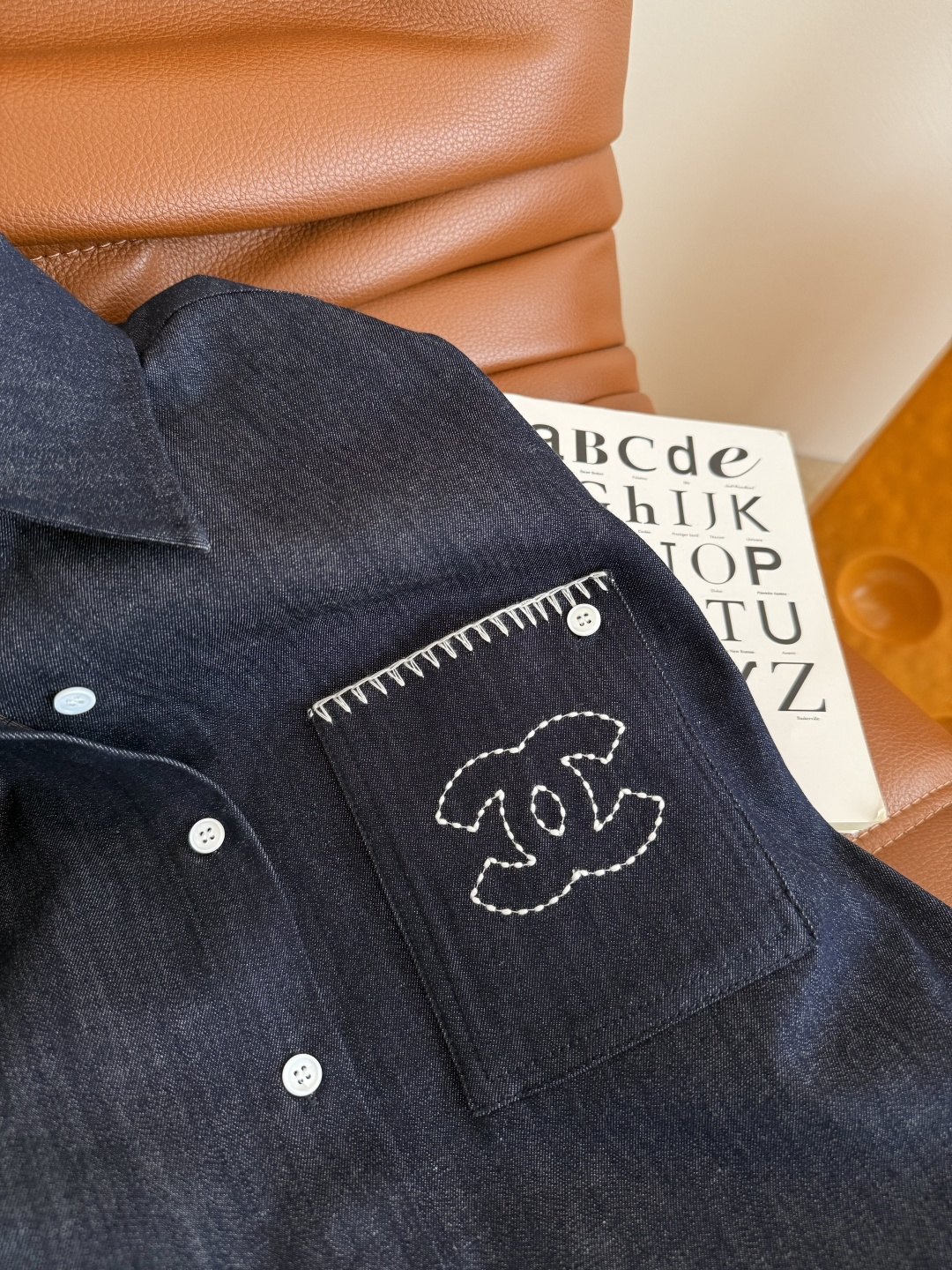 25新款 双C图案刺绣牛仔系列 Vintage中古风 时髦感在线 廓形感衬衫+松紧直筒牛仔裤 这一套超级