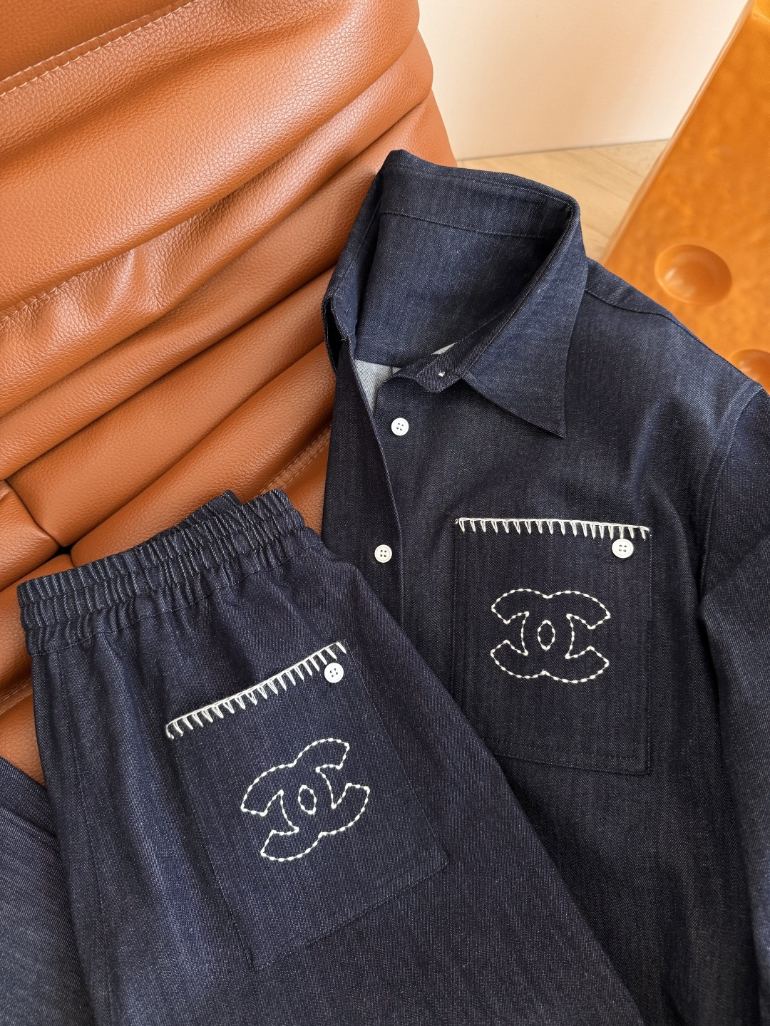 25新款 双C图案刺绣牛仔系列 Vintage中古风 时髦感在线 廓形感衬衫+松紧直筒牛仔裤 这一套超级