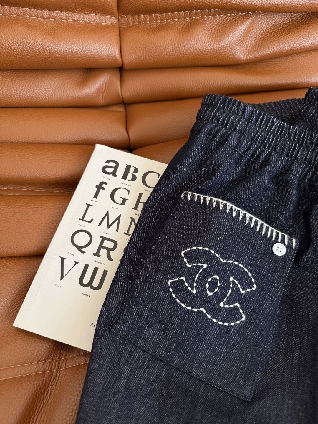 25新款 双C图案刺绣牛仔系列 Vintage中古风 时髦感在线 廓形感衬衫+松紧直筒牛仔裤 这一套超级