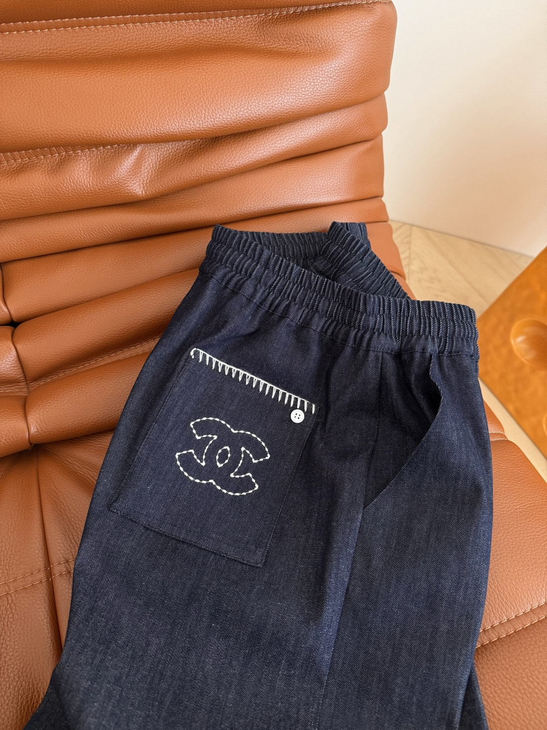 25新款 双C图案刺绣牛仔系列 Vintage中古风 时髦感在线 廓形感衬衫+松紧直筒牛仔裤 这一套超级