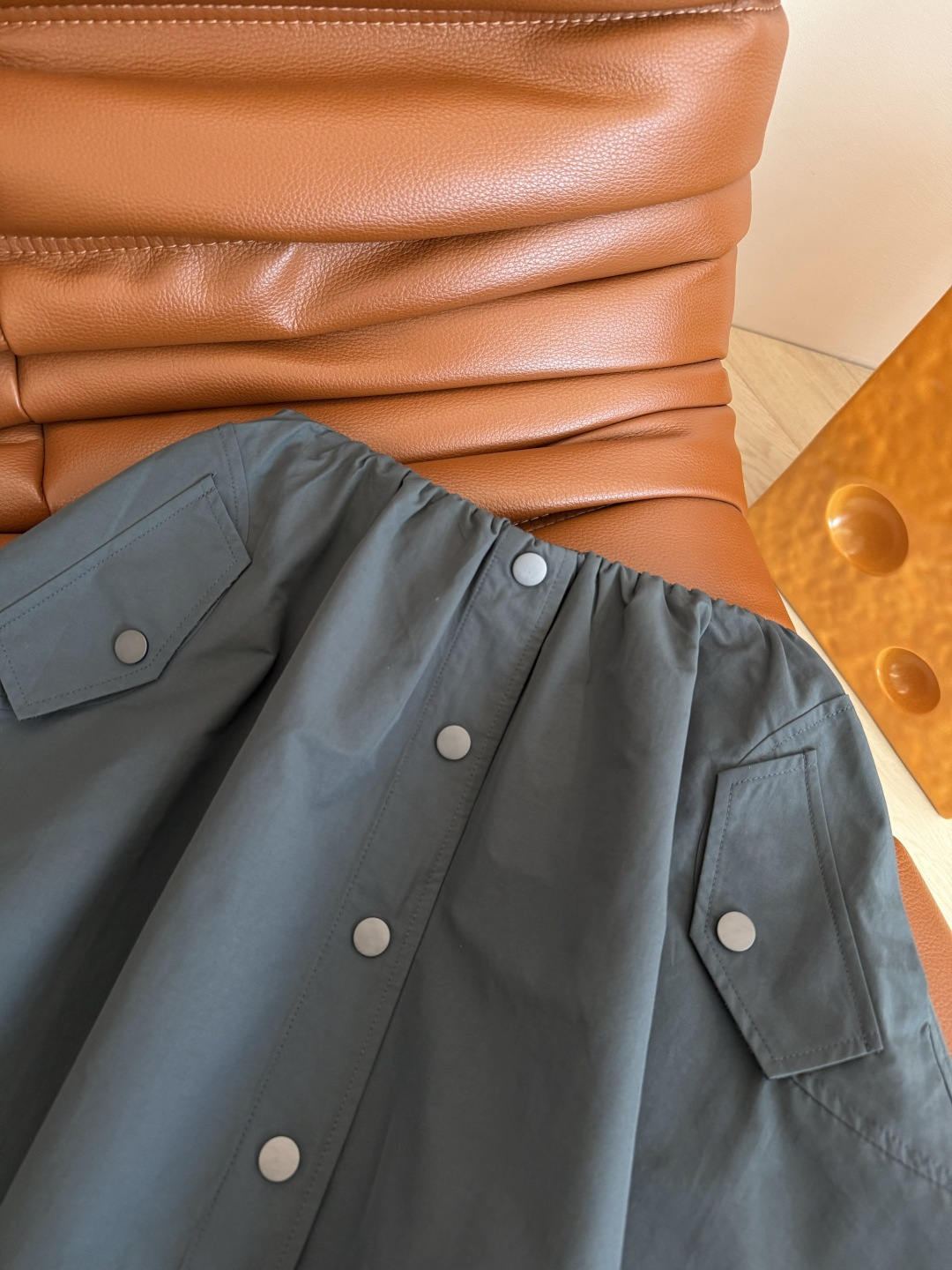 休闲搭配首选 25 秋冬 不规则剪裁设计半裙 休闲必备的一条半裙 搭配各种T恤或者衬衫都好看 采用尼龙面