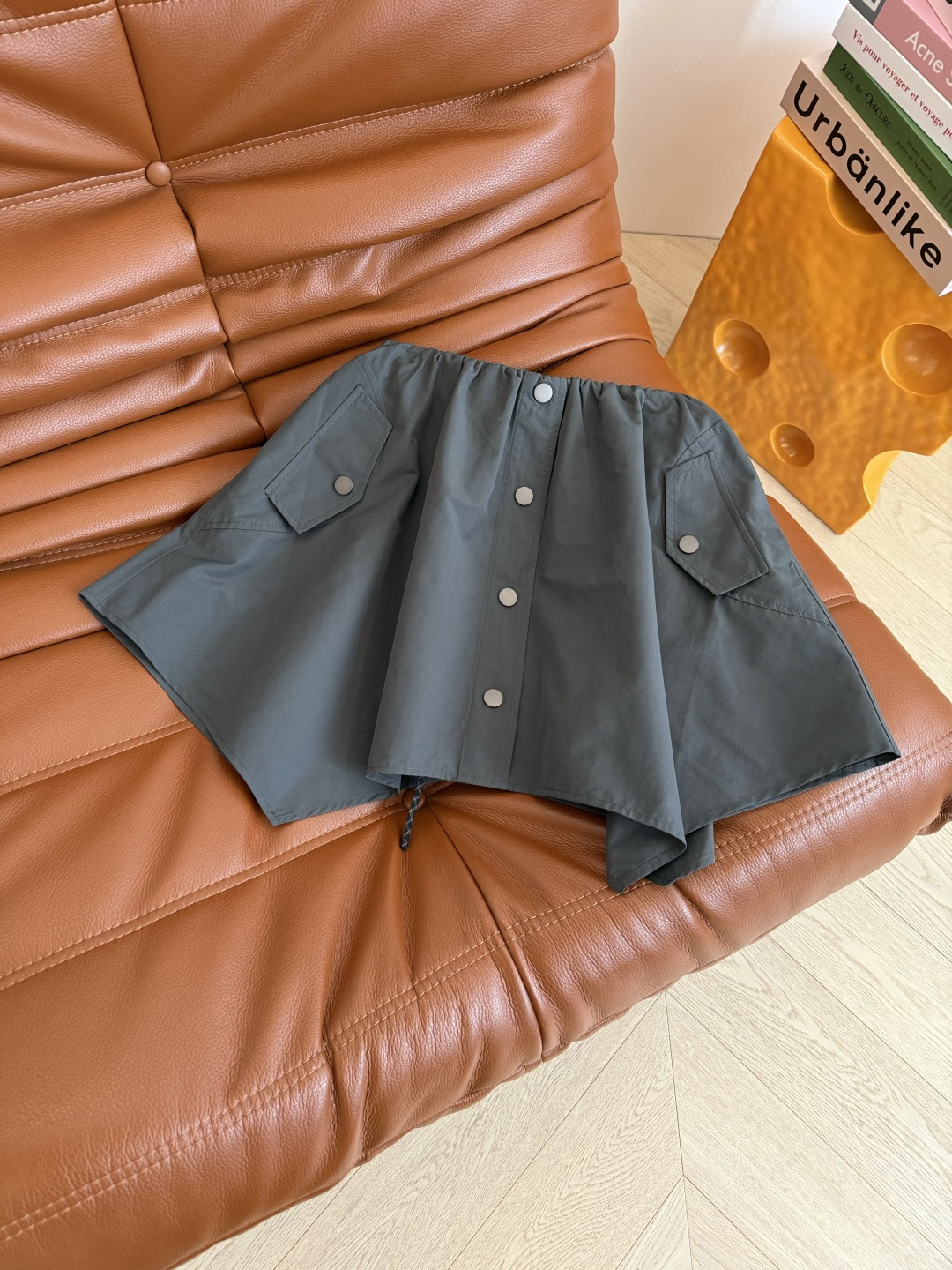 休闲搭配首选 25 秋冬 不规则剪裁设计半裙 休闲必备的一条半裙 搭配各种T恤或者衬衫都好看 采用尼龙面