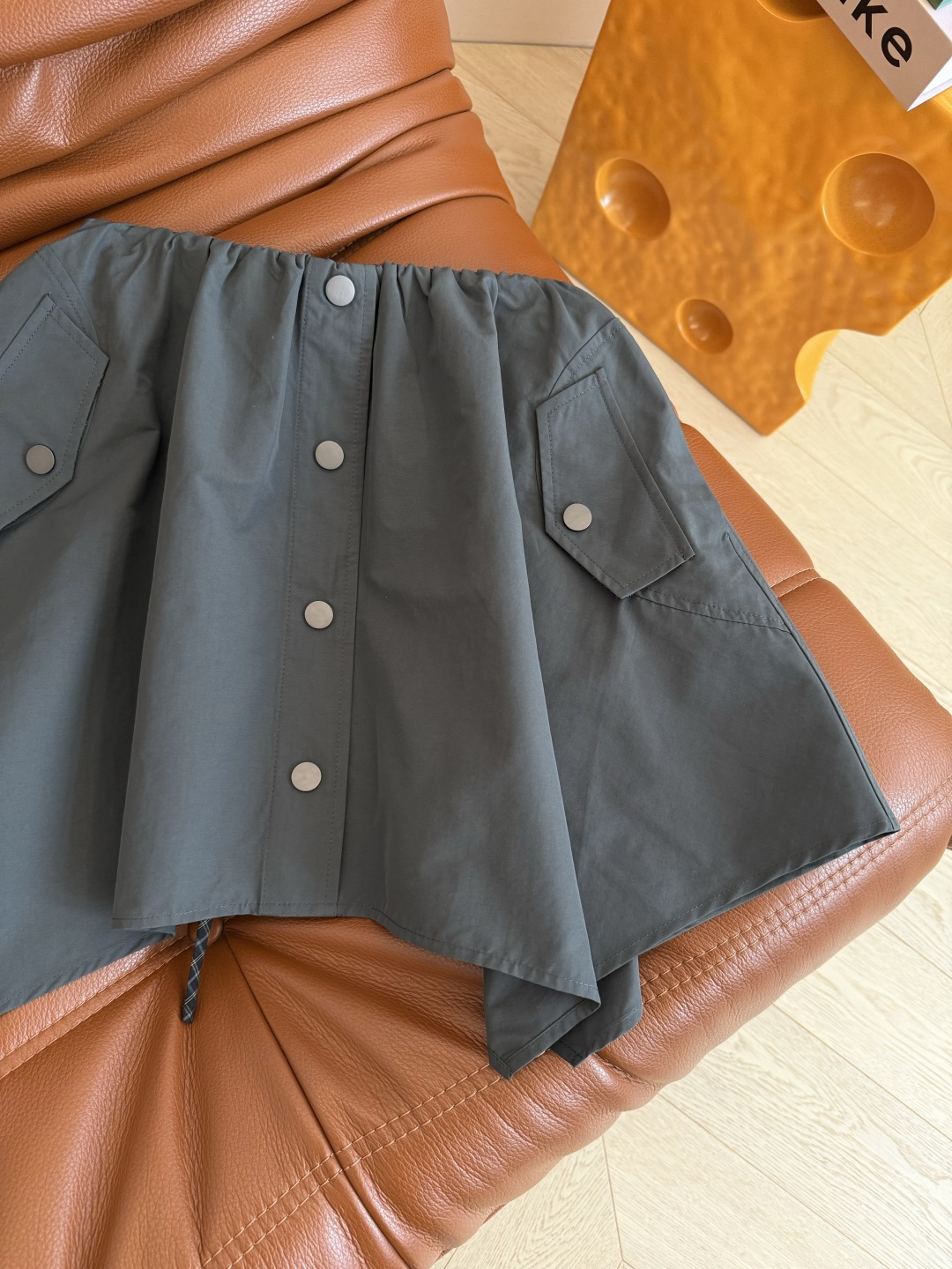 休闲搭配首选 25 秋冬 不规则剪裁设计半裙 休闲必备的一条半裙 搭配各种T恤或者衬衫都好看 采用尼龙面