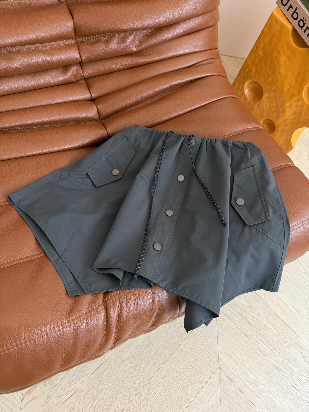 休闲搭配首选 25 秋冬 不规则剪裁设计半裙 休闲必备的一条半裙 搭配各种T恤或者衬衫都好看 采用尼龙面