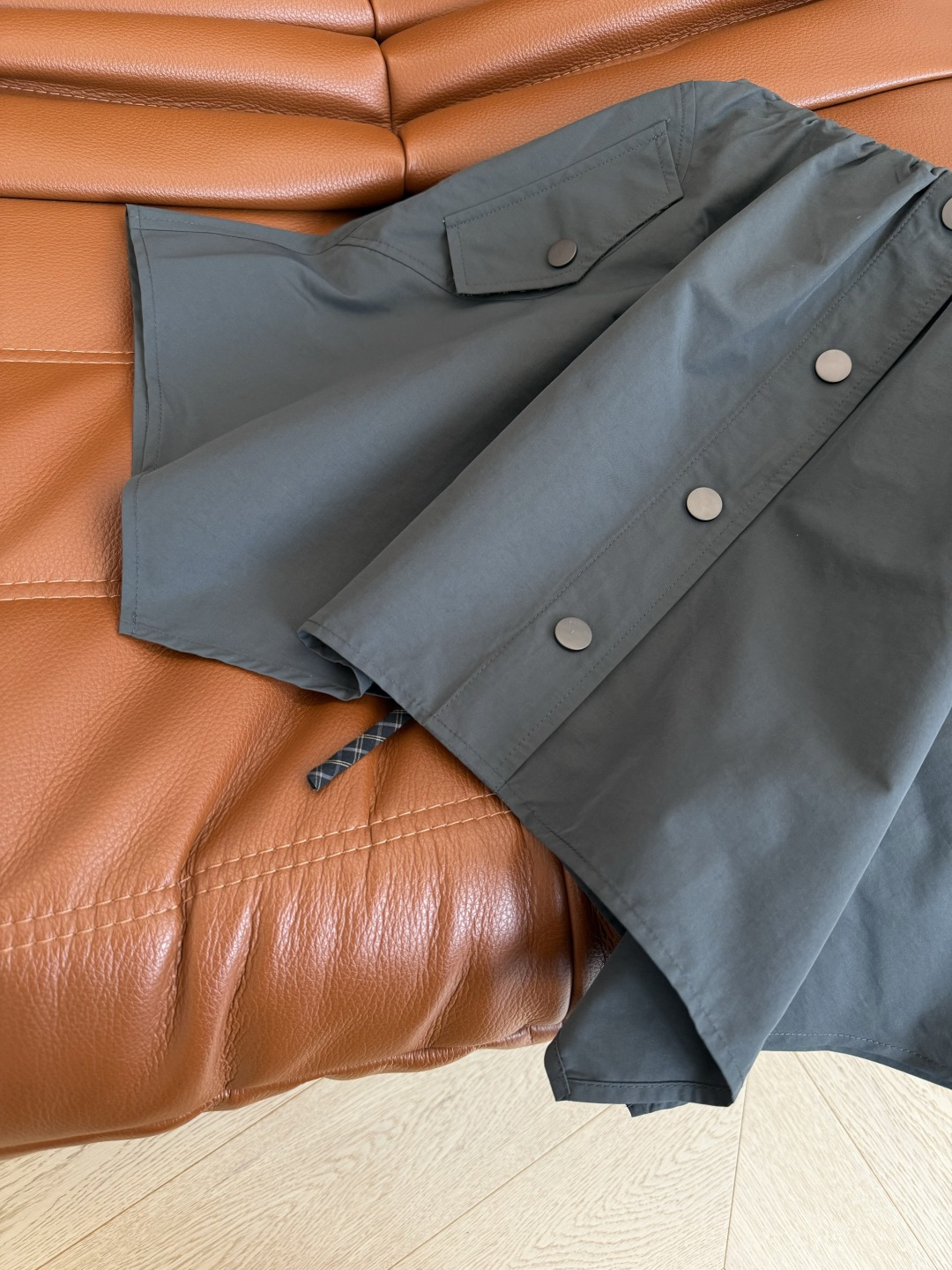 休闲搭配首选 25 秋冬 不规则剪裁设计半裙 休闲必备的一条半裙 搭配各种T恤或者衬衫都好看 采用尼龙面