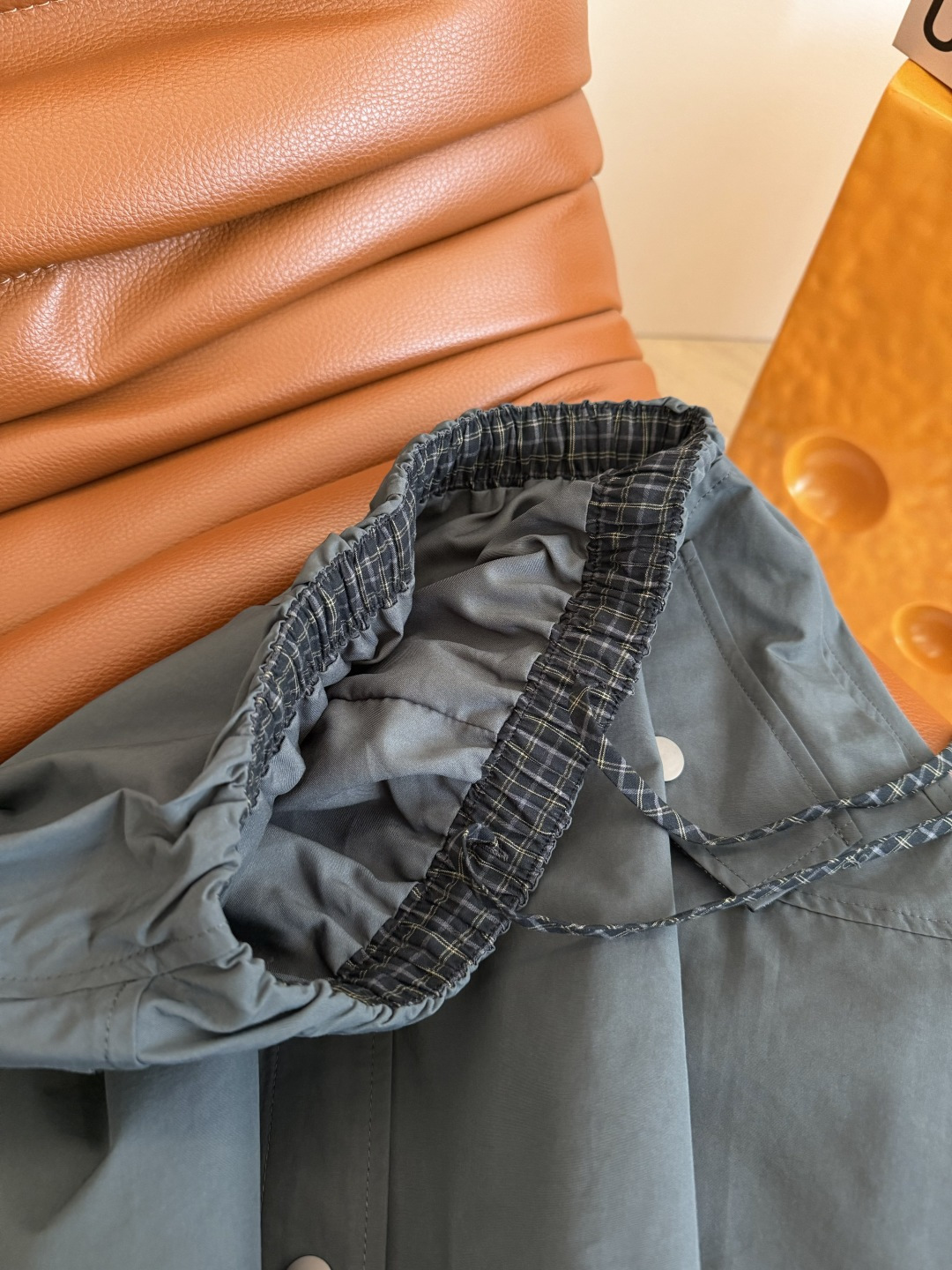 休闲搭配首选 25 秋冬 不规则剪裁设计半裙 休闲必备的一条半裙 搭配各种T恤或者衬衫都好看 采用尼龙面