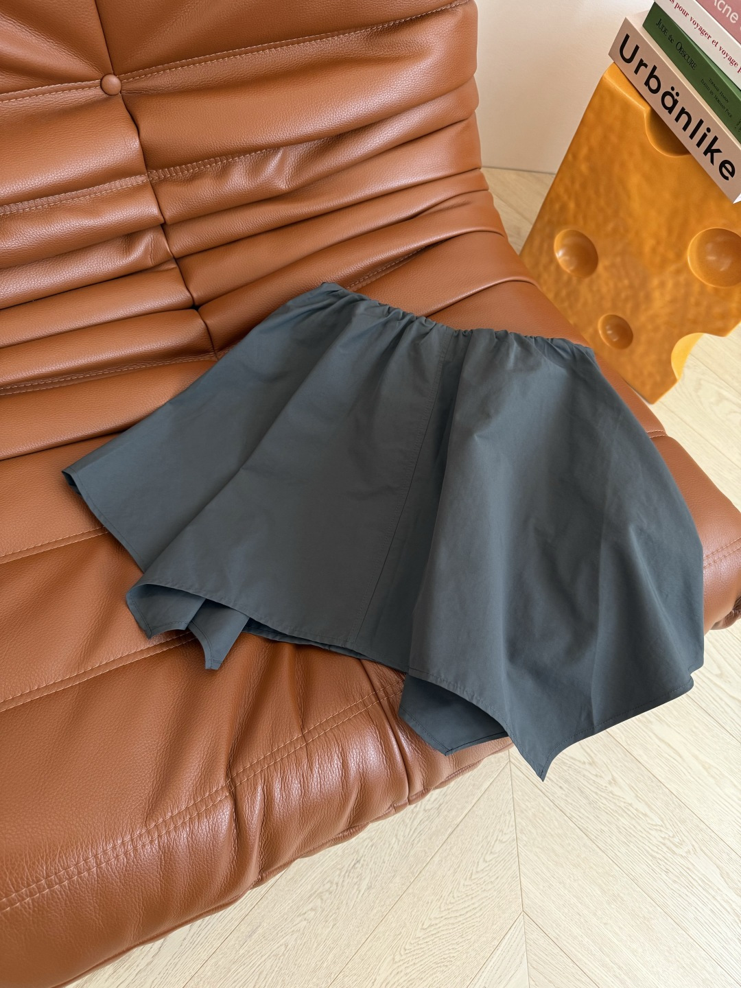 休闲搭配首选 25 秋冬 不规则剪裁设计半裙 休闲必备的一条半裙 搭配各种T恤或者衬衫都好看 采用尼龙面