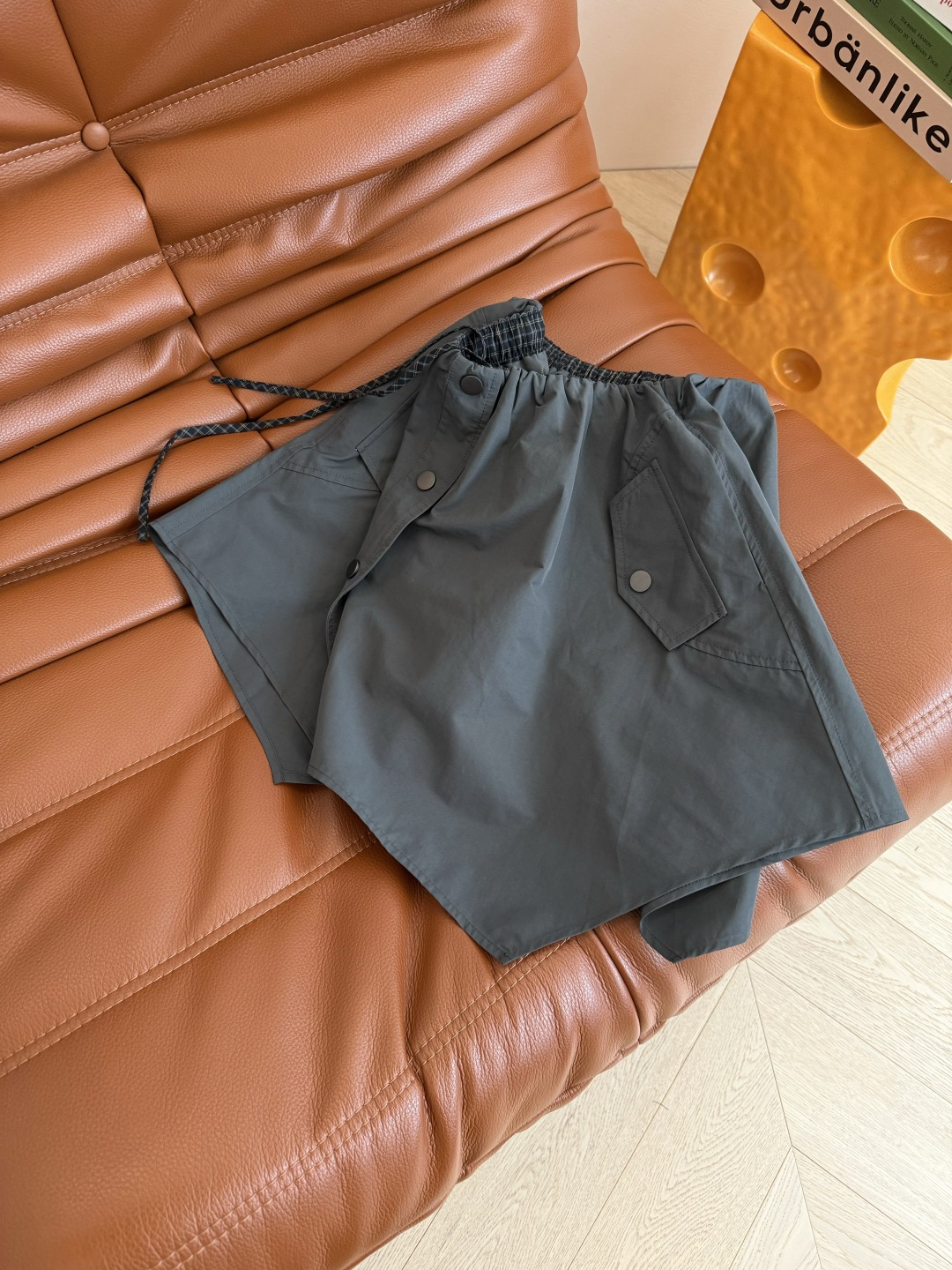 休闲搭配首选 25 秋冬 不规则剪裁设计半裙 休闲必备的一条半裙 搭配各种T恤或者衬衫都好看 采用尼龙面