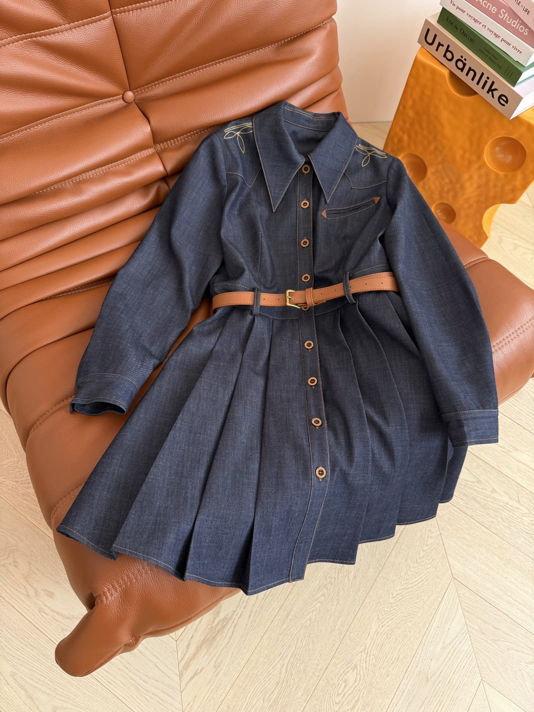 25新款 肩部刺绣图案装饰天丝牛仔连衣裙 时髦有型 各种场合都能穿 可正式可休闲 一排开扣设计 高腰线分