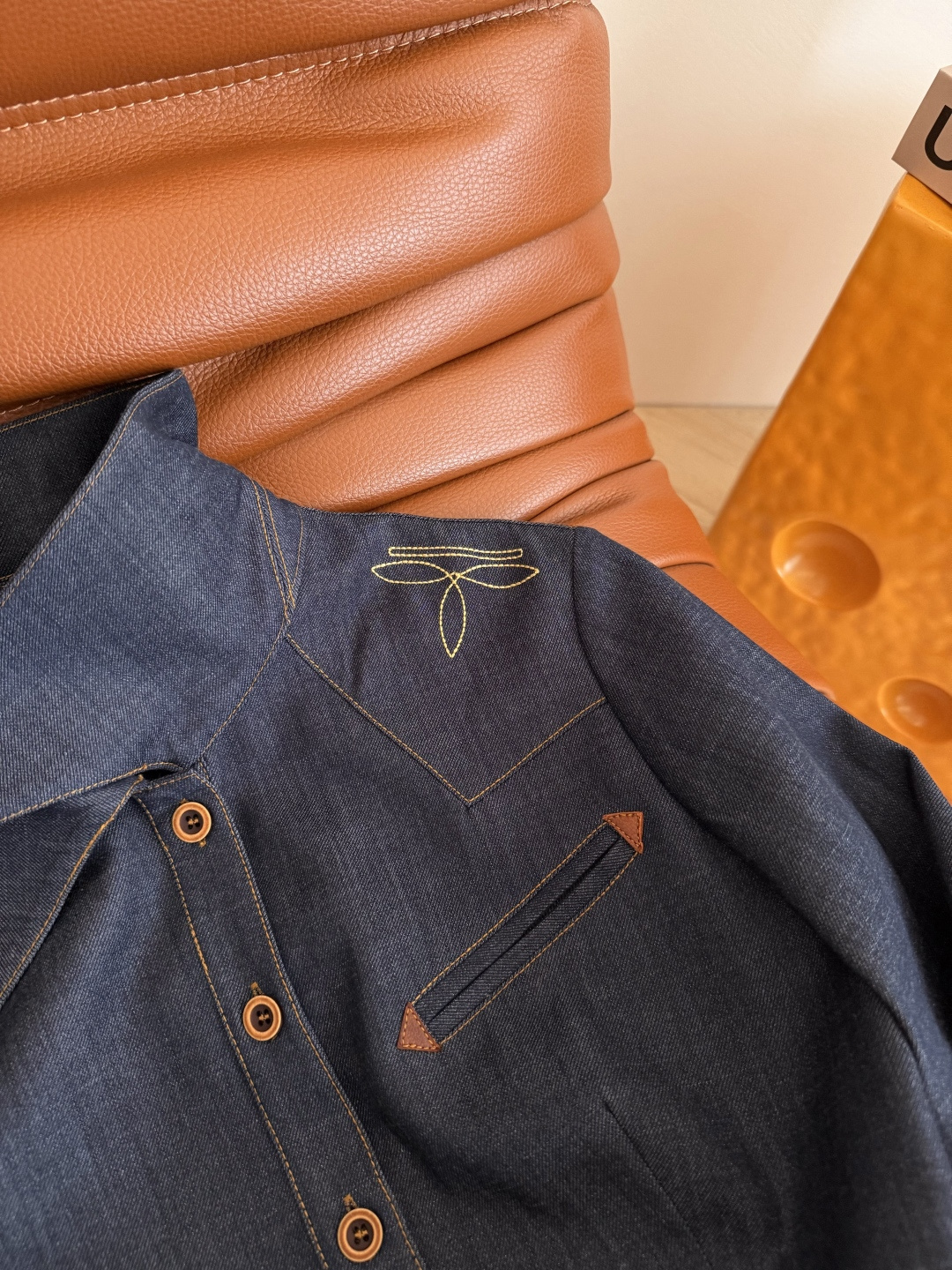 25新款 肩部刺绣图案装饰天丝牛仔连衣裙 时髦有型 各种场合都能穿 可正式可休闲 一排开扣设计 高腰线分