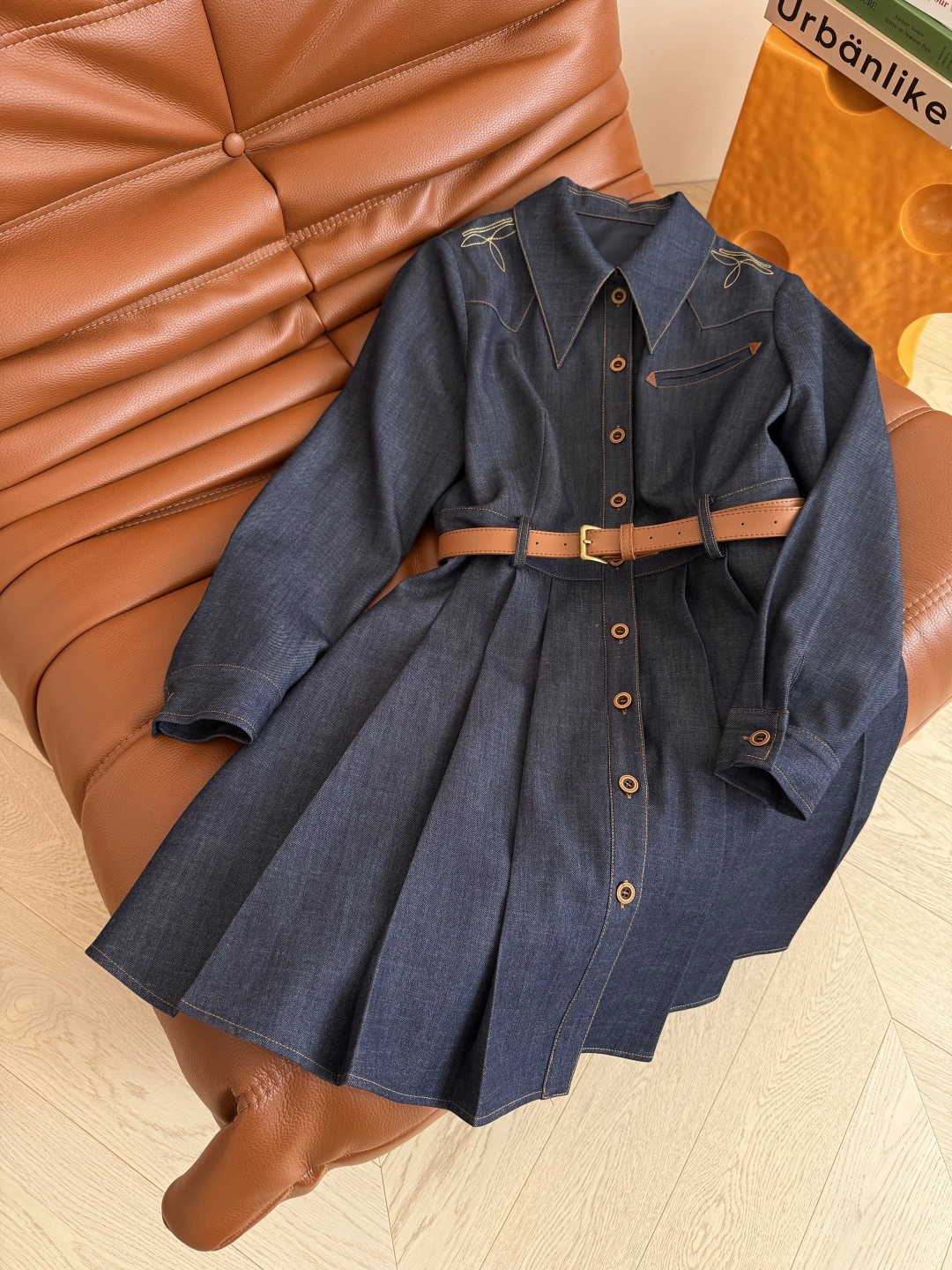 25新款 肩部刺绣图案装饰天丝牛仔连衣裙 时髦有型 各种场合都能穿 可正式可休闲 一排开扣设计 高腰线分