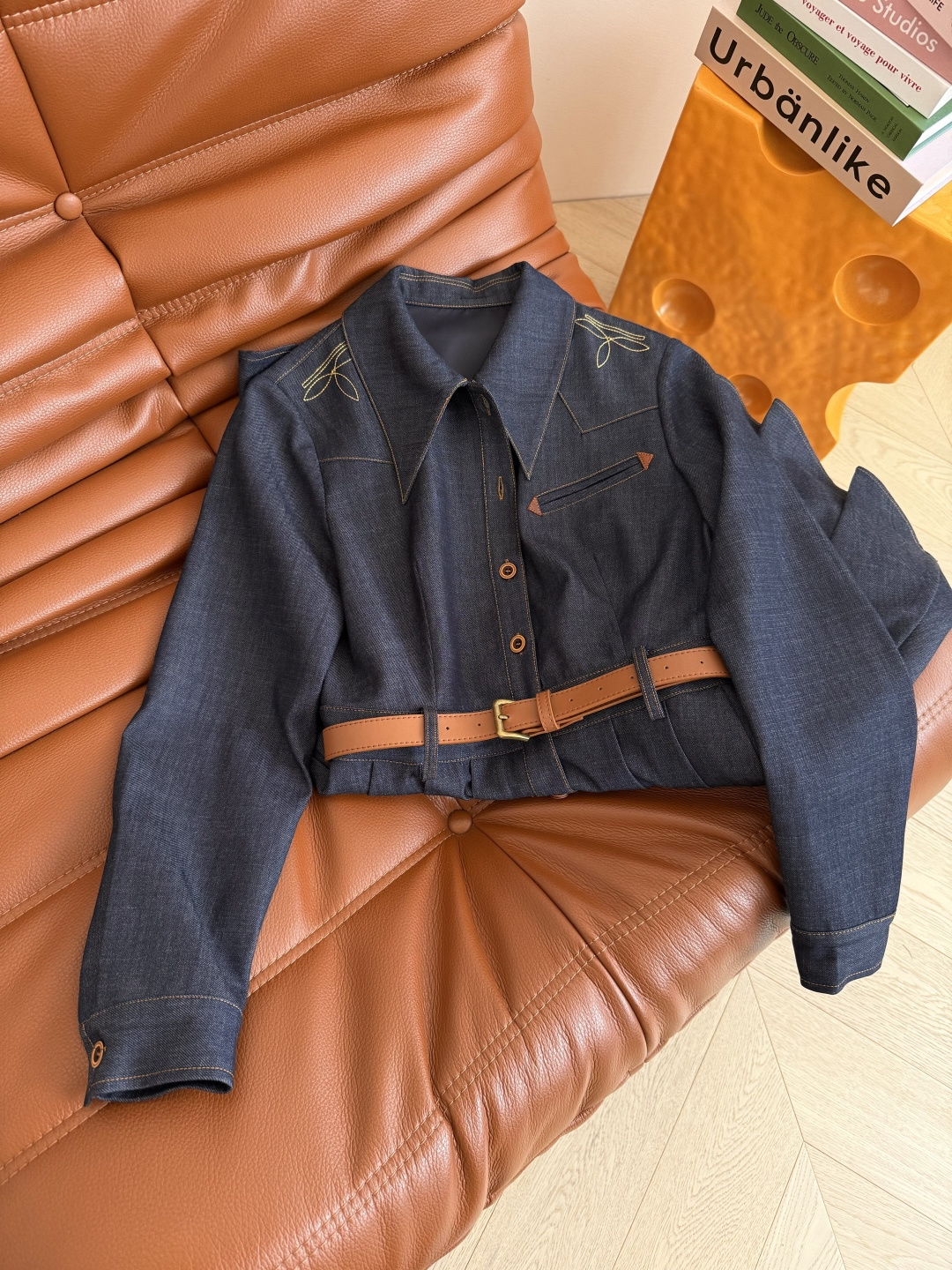 25新款 肩部刺绣图案装饰天丝牛仔连衣裙 时髦有型 各种场合都能穿 可正式可休闲 一排开扣设计 高腰线分