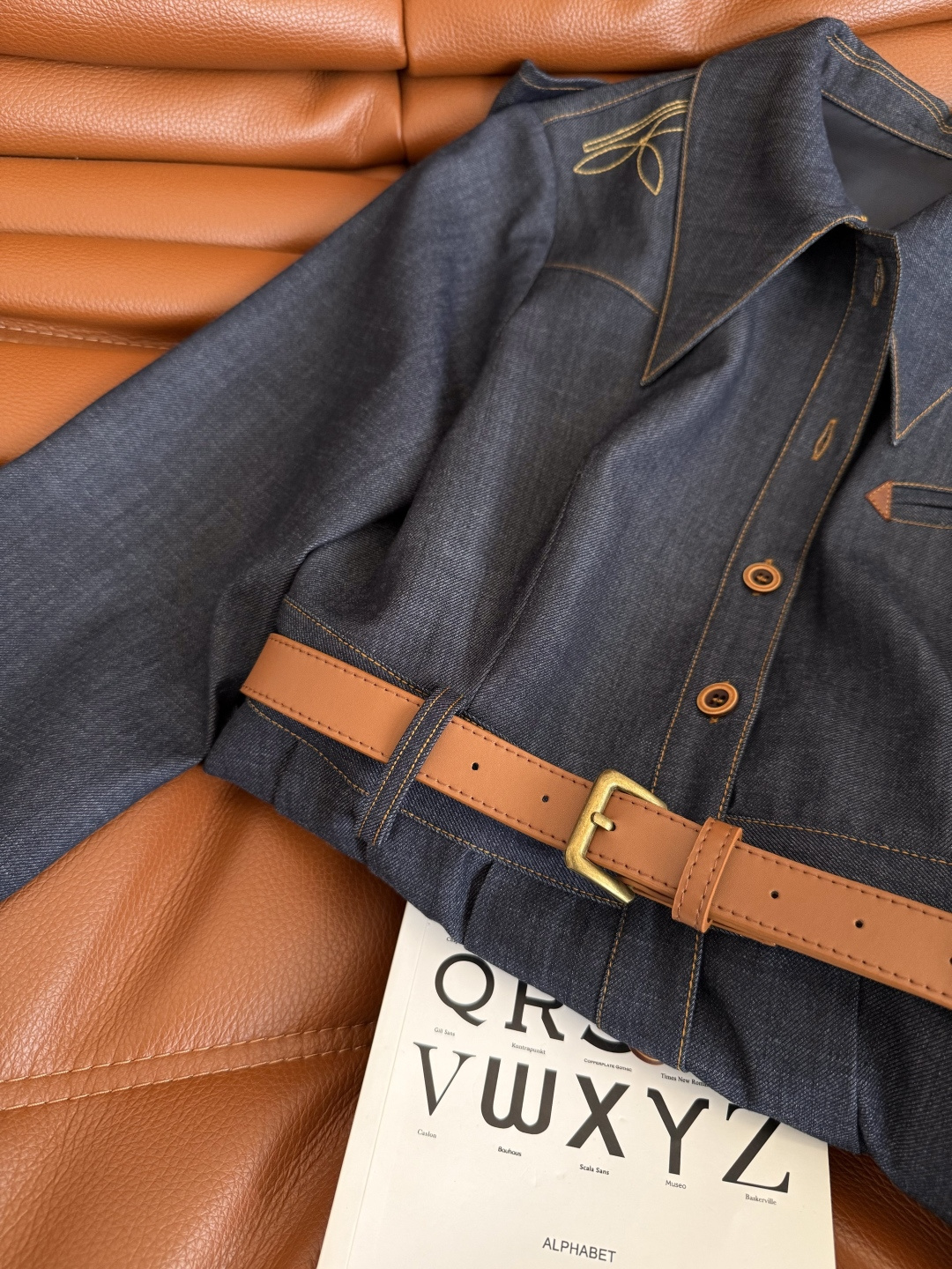 25新款 肩部刺绣图案装饰天丝牛仔连衣裙 时髦有型 各种场合都能穿 可正式可休闲 一排开扣设计 高腰线分