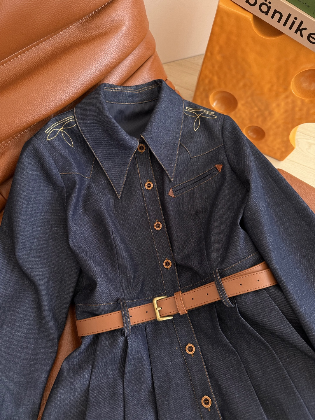 25新款 肩部刺绣图案装饰天丝牛仔连衣裙 时髦有型 各种场合都能穿 可正式可休闲 一排开扣设计 高腰线分