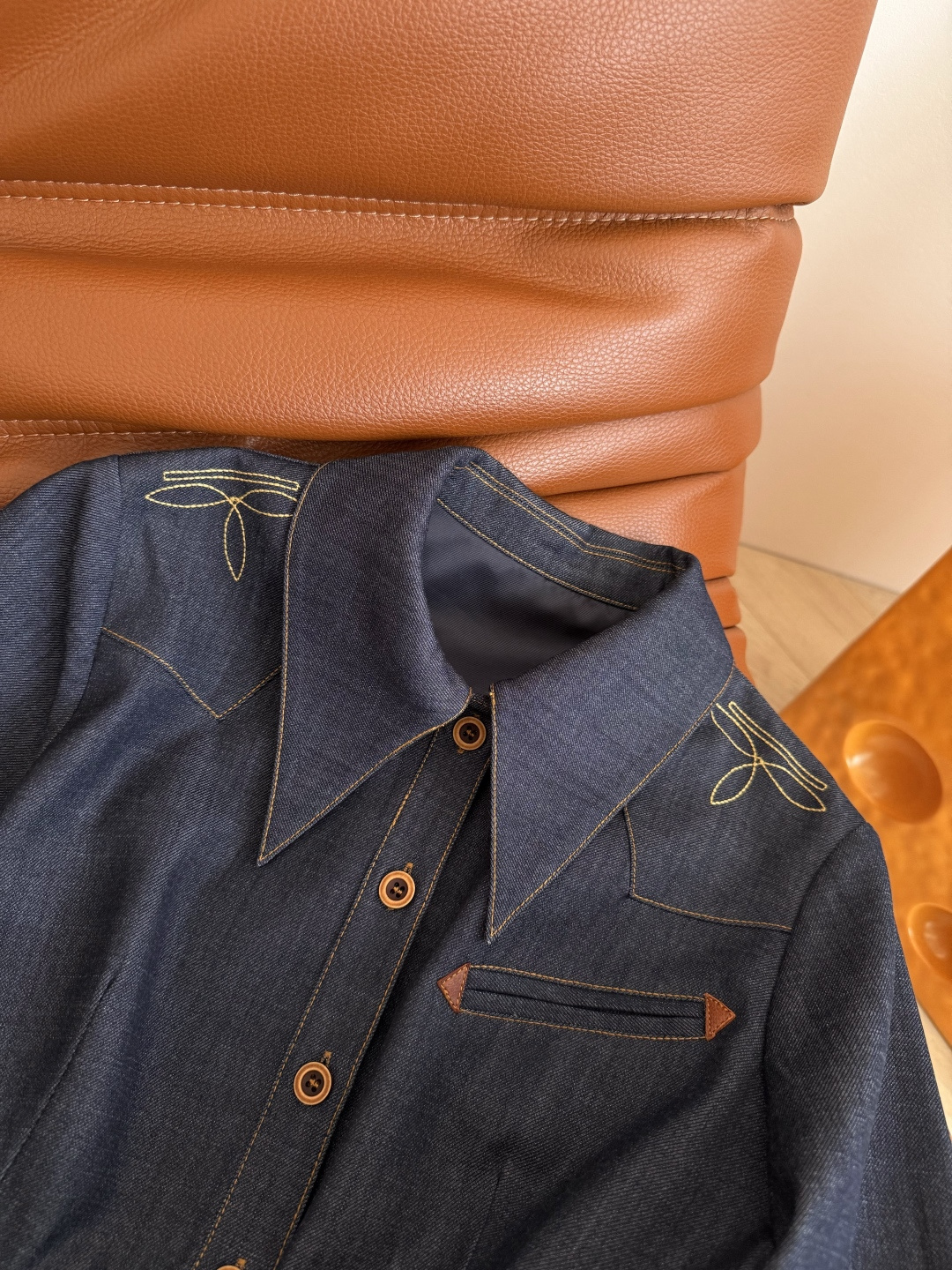 25新款 肩部刺绣图案装饰天丝牛仔连衣裙 时髦有型 各种场合都能穿 可正式可休闲 一排开扣设计 高腰线分