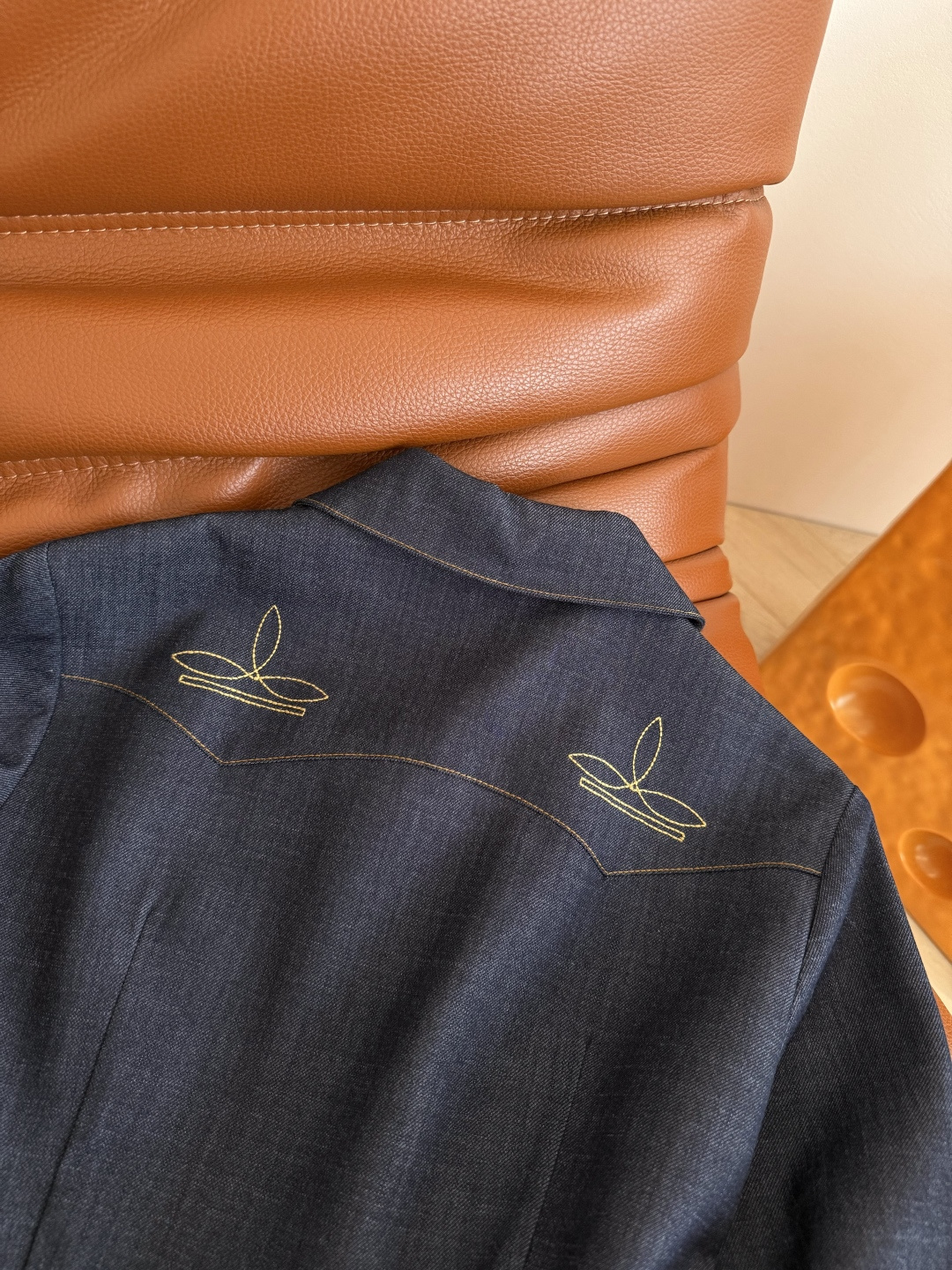 25新款 肩部刺绣图案装饰天丝牛仔连衣裙 时髦有型 各种场合都能穿 可正式可休闲 一排开扣设计 高腰线分