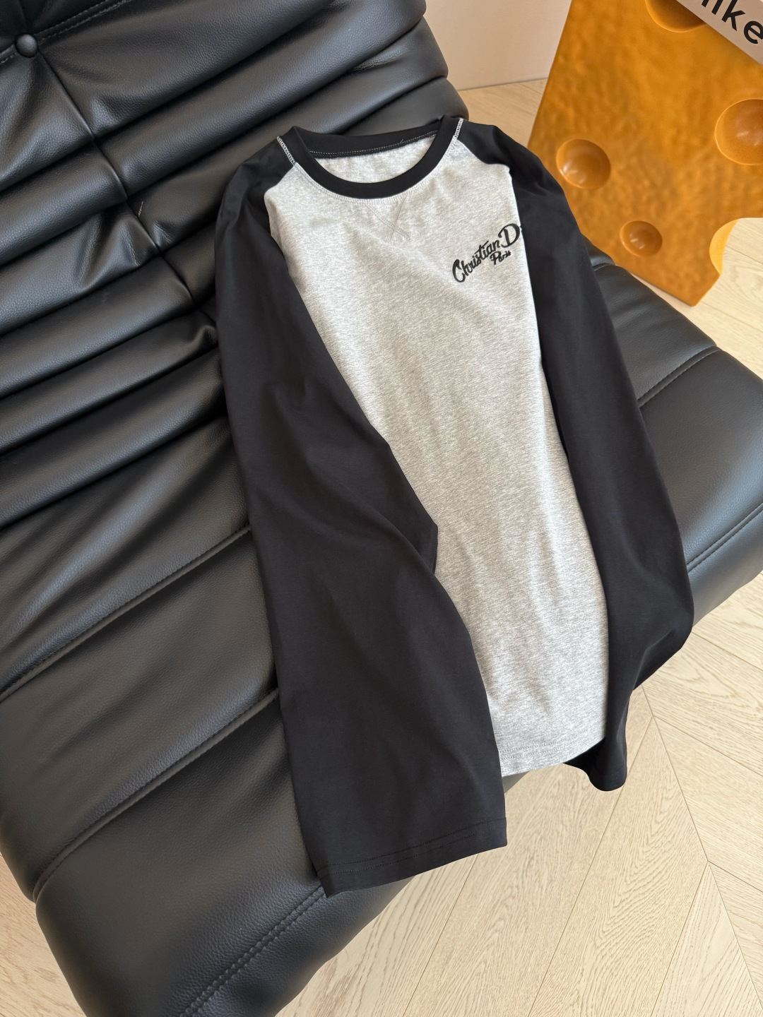 25早秋新品 字母logo刺绣长袖T恤 撞色插肩袖设计 休闲推荐 日常必备款 单穿打底都OK 简洁和时髦