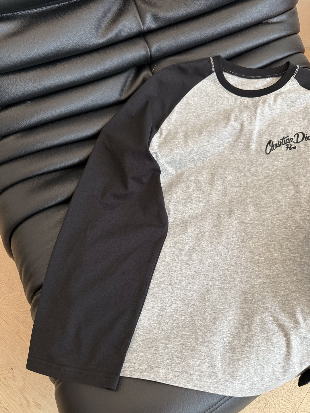 25早秋新品 字母logo刺绣长袖T恤 撞色插肩袖设计 休闲推荐 日常必备款 单穿打底都OK 简洁和时髦