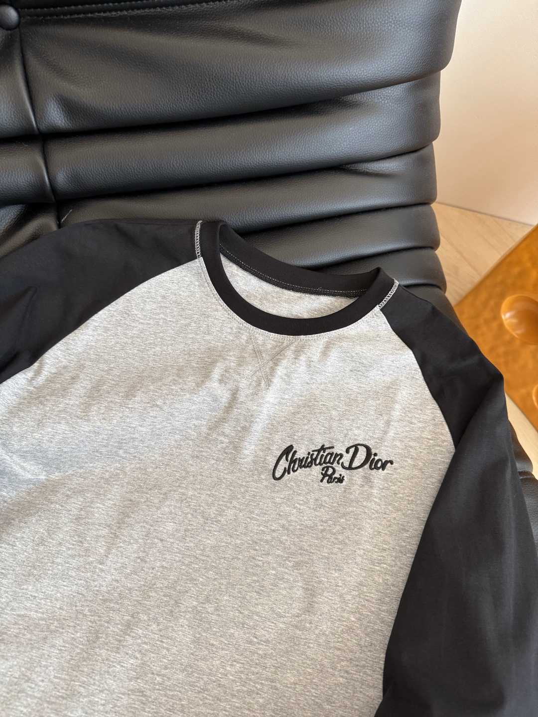 25早秋新品 字母logo刺绣长袖T恤 撞色插肩袖设计 休闲推荐 日常必备款 单穿打底都OK 简洁和时髦