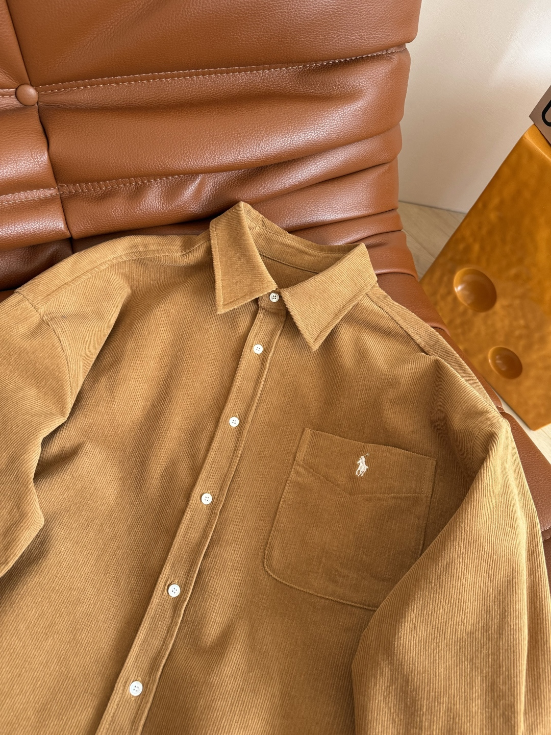 老钱的早秋 25FW 小马logo刺绣灯芯绒衬衫 宽松廓形剪裁 卡其棕色灯芯绒面料 满满的入球氛围感 老