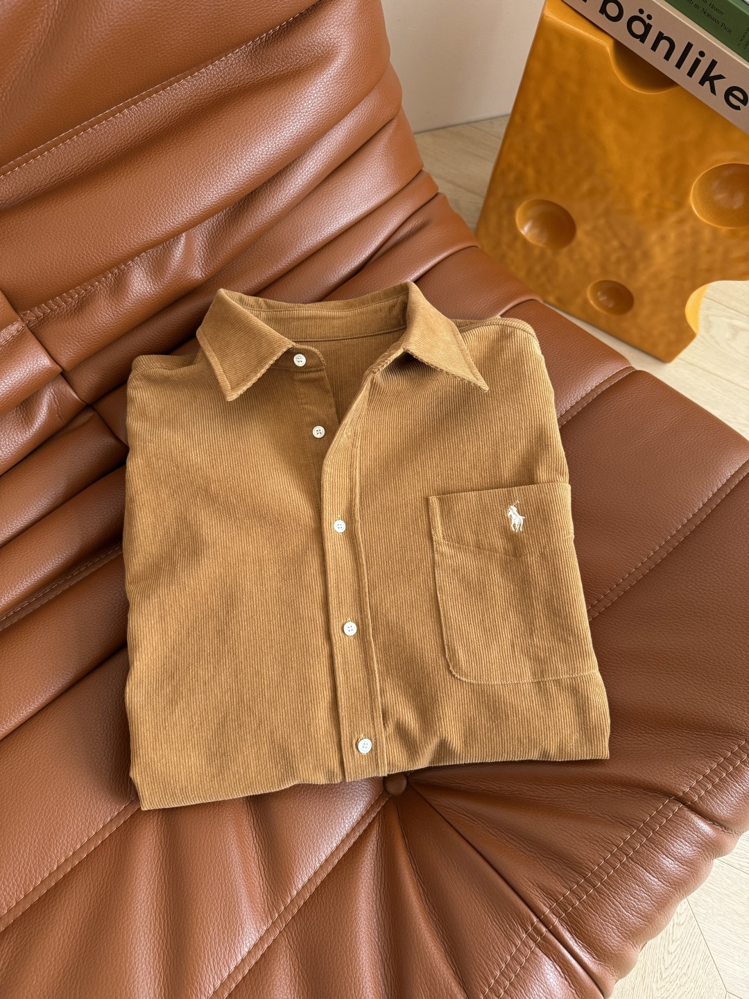 老钱的早秋 25FW 小马logo刺绣灯芯绒衬衫 宽松廓形剪裁 卡其棕色灯芯绒面料 满满的入球氛围感 老