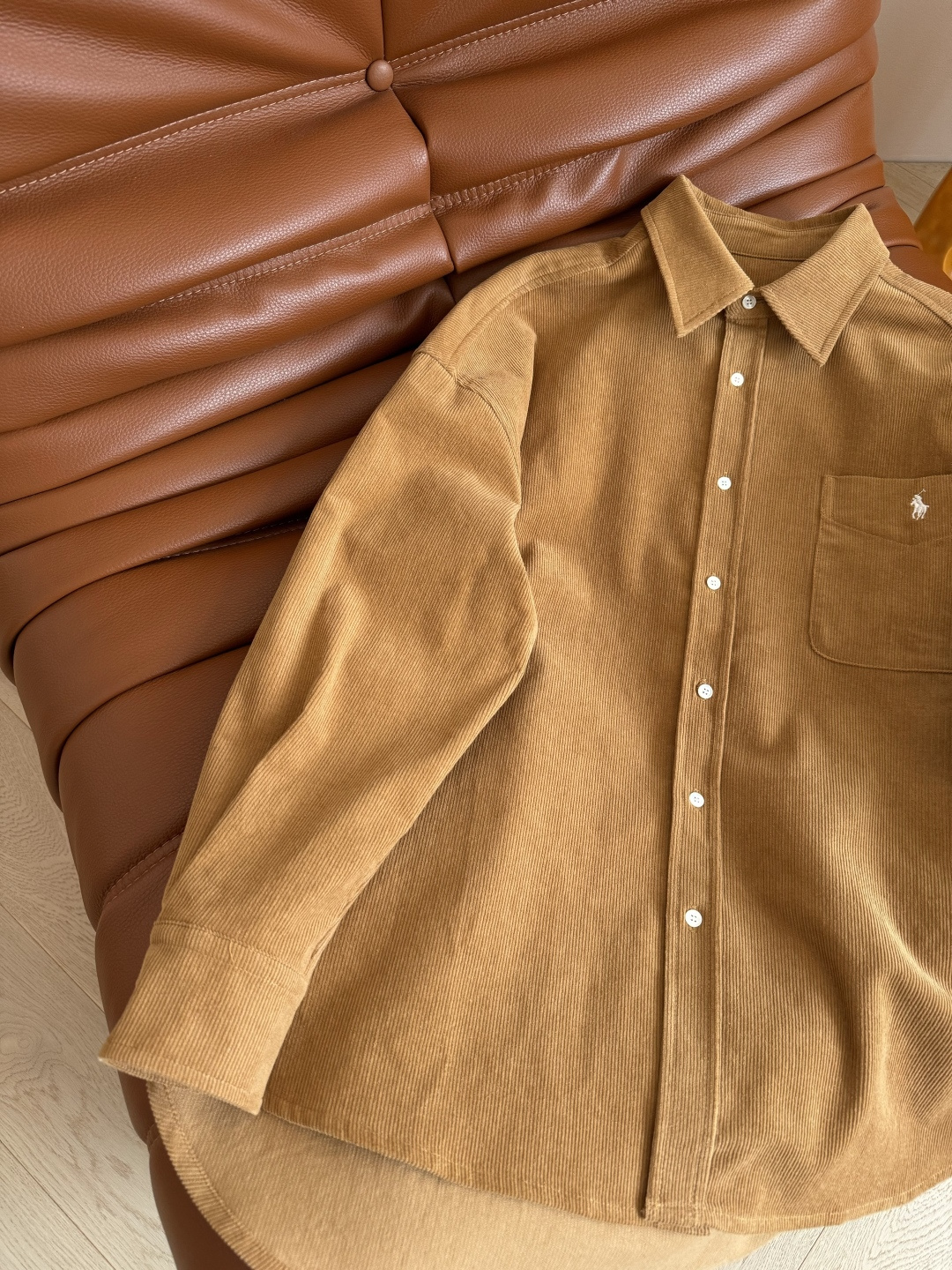 老钱的早秋 25FW 小马logo刺绣灯芯绒衬衫 宽松廓形剪裁 卡其棕色灯芯绒面料 满满的入球氛围感 老