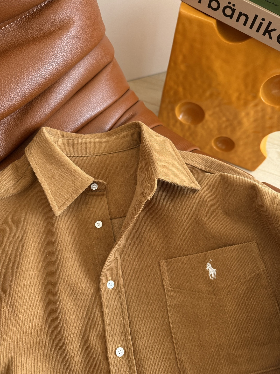 老钱的早秋 25FW 小马logo刺绣灯芯绒衬衫 宽松廓形剪裁 卡其棕色灯芯绒面料 满满的入球氛围感 老