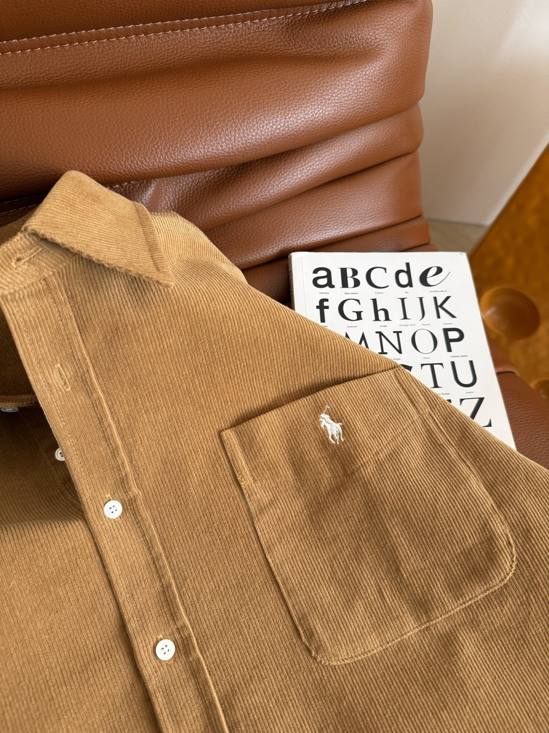 老钱的早秋 25FW 小马logo刺绣灯芯绒衬衫 宽松廓形剪裁 卡其棕色灯芯绒面料 满满的入球氛围感 老