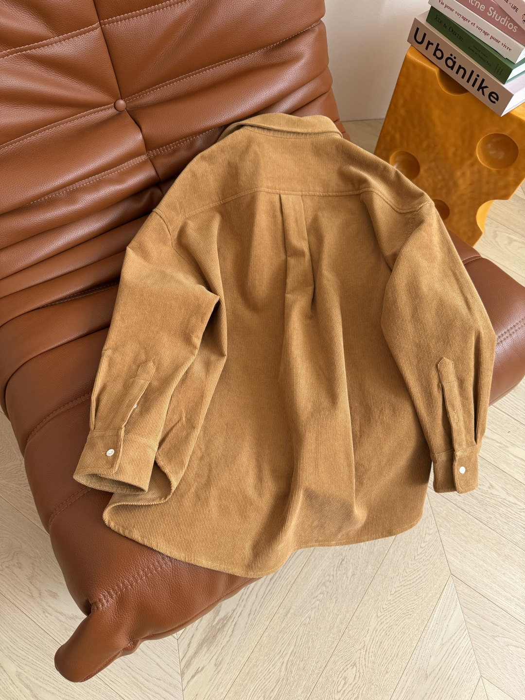 老钱的早秋 25FW 小马logo刺绣灯芯绒衬衫 宽松廓形剪裁 卡其棕色灯芯绒面料 满满的入球氛围感 老