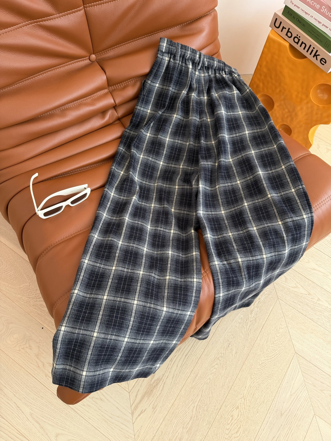 日常休闲 25FW 慵懒氛围格子裤 属于秋冬的复古和时髦 很有氛围感 采用色织的磨毛面料 阔腿直筒剪裁 