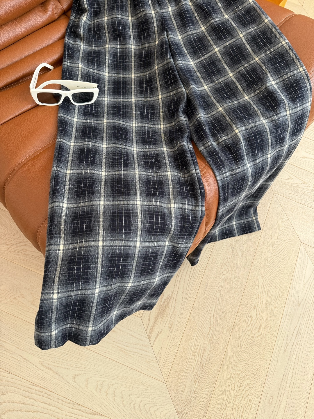 日常休闲 25FW 慵懒氛围格子裤 属于秋冬的复古和时髦 很有氛围感 采用色织的磨毛面料 阔腿直筒剪裁 