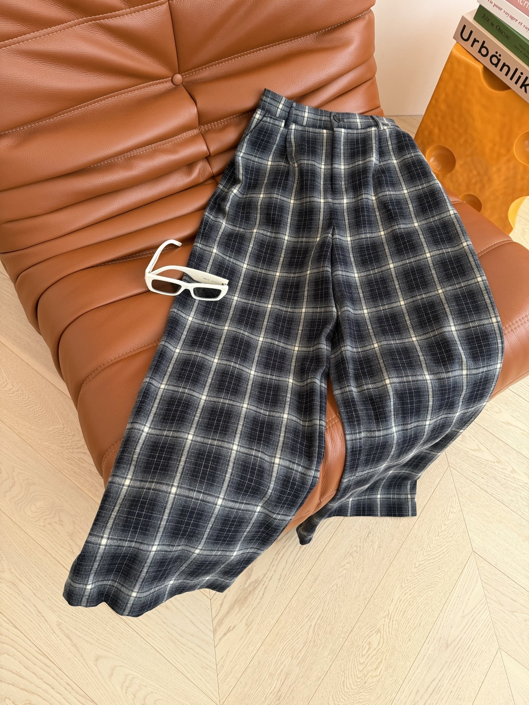 日常休闲 25FW 慵懒氛围格子裤 属于秋冬的复古和时髦 很有氛围感 采用色织的磨毛面料 阔腿直筒剪裁 
