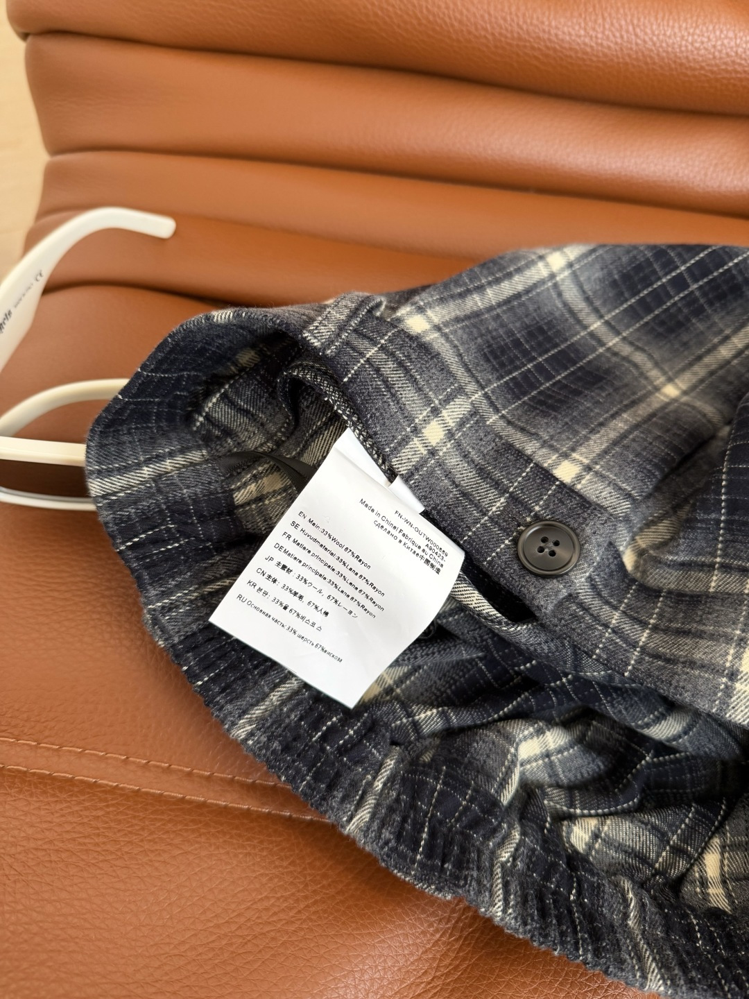 日常休闲 25FW 慵懒氛围格子裤 属于秋冬的复古和时髦 很有氛围感 采用色织的磨毛面料 阔腿直筒剪裁 