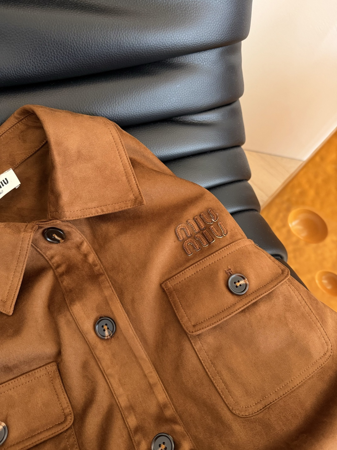 妥妥的老钱风时髦 25秋冬 缪式穿搭 经典徽标立体字母装饰 低腰系腰带设计麂皮绒外套 充满复古的美式风格