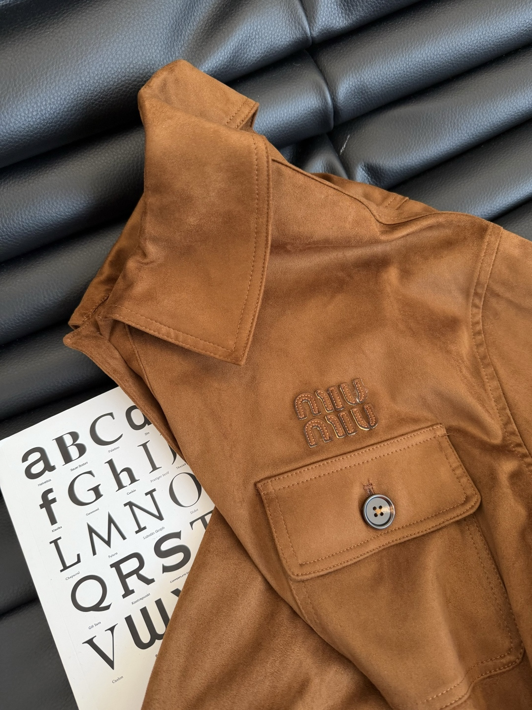 妥妥的老钱风时髦 25秋冬 缪式穿搭 经典徽标立体字母装饰 低腰系腰带设计麂皮绒外套 充满复古的美式风格