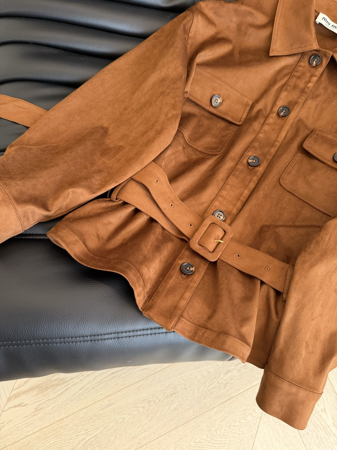 妥妥的老钱风时髦 25秋冬 缪式穿搭 经典徽标立体字母装饰 低腰系腰带设计麂皮绒外套 充满复古的美式风格