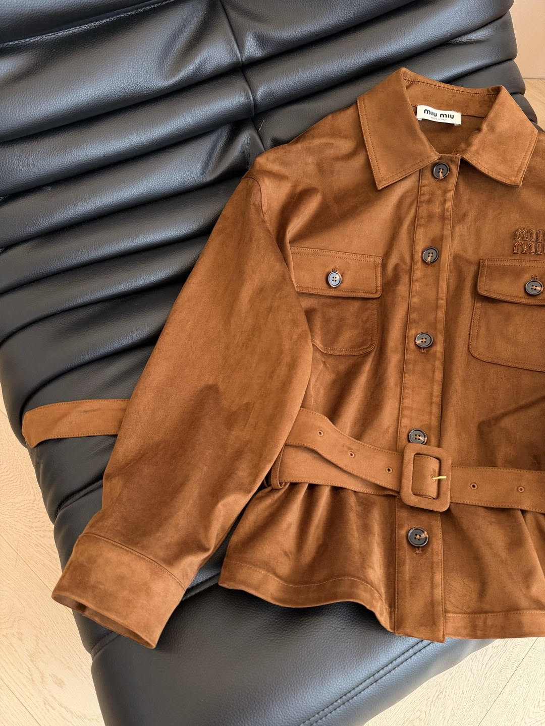 妥妥的老钱风时髦 25秋冬 缪式穿搭 经典徽标立体字母装饰 低腰系腰带设计麂皮绒外套 充满复古的美式风格