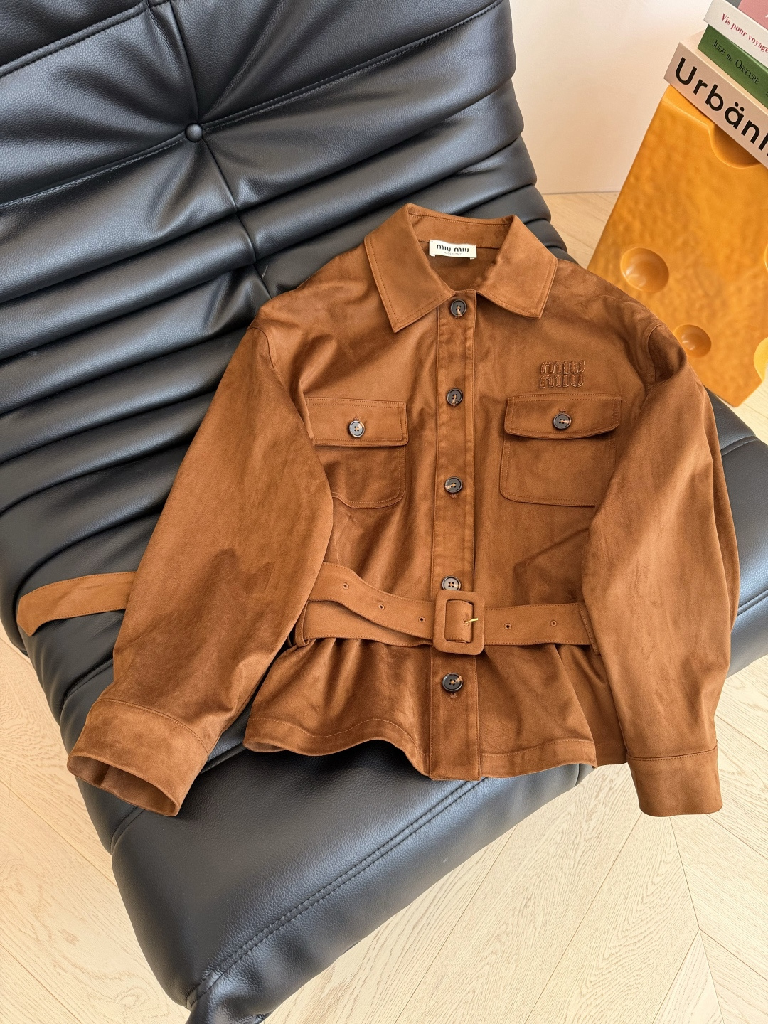 妥妥的老钱风时髦 25秋冬 缪式穿搭 经典徽标立体字母装饰 低腰系腰带设计麂皮绒外套 充满复古的美式风格