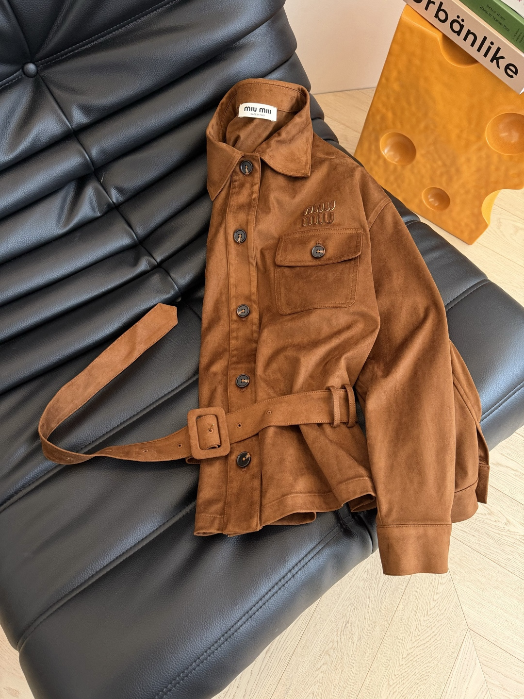 妥妥的老钱风时髦 25秋冬 缪式穿搭 经典徽标立体字母装饰 低腰系腰带设计麂皮绒外套 充满复古的美式风格