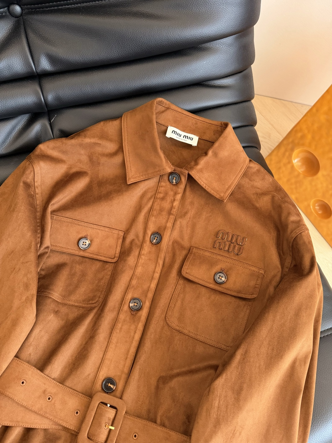 妥妥的老钱风时髦 25秋冬 缪式穿搭 经典徽标立体字母装饰 低腰系腰带设计麂皮绒外套 充满复古的美式风格