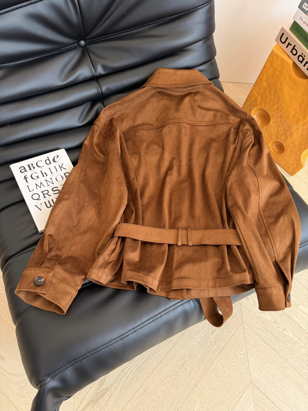 妥妥的老钱风时髦 25秋冬 缪式穿搭 经典徽标立体字母装饰 低腰系腰带设计麂皮绒外套 充满复古的美式风格