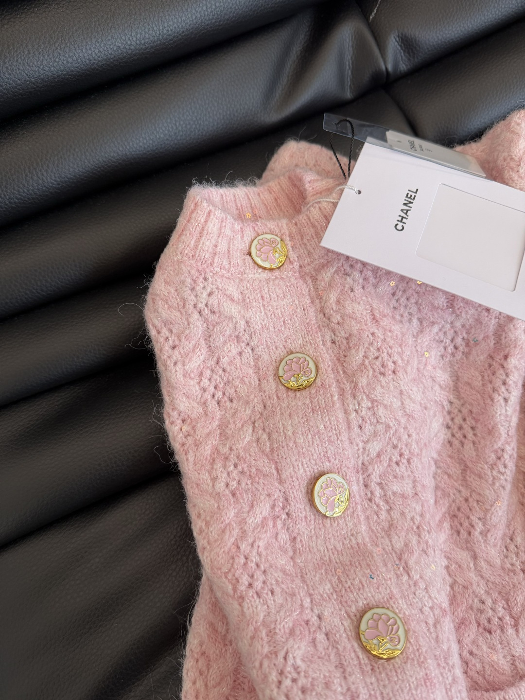 25 秋冬 双C花朵扣子装饰羊毛开衫 超级粉嫩的两个颜色 上身太减龄了 大写的好看 基础款版型完全不挑人