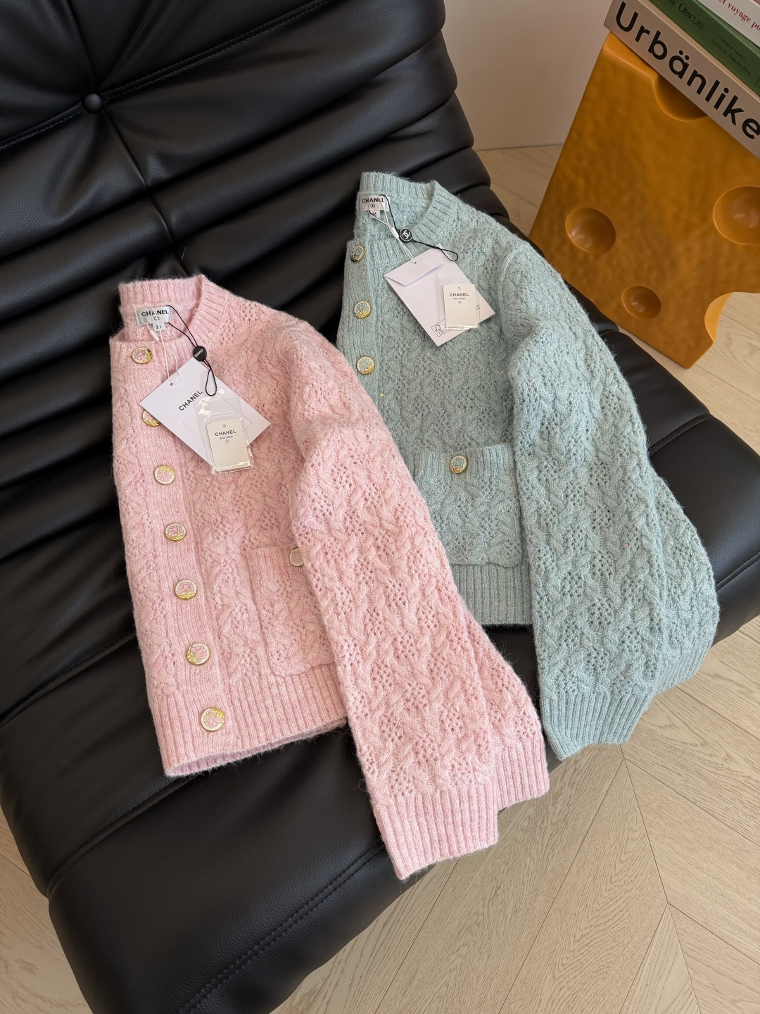 25 秋冬 双C花朵扣子装饰羊毛开衫 超级粉嫩的两个颜色 上身太减龄了 大写的好看 基础款版型完全不挑人