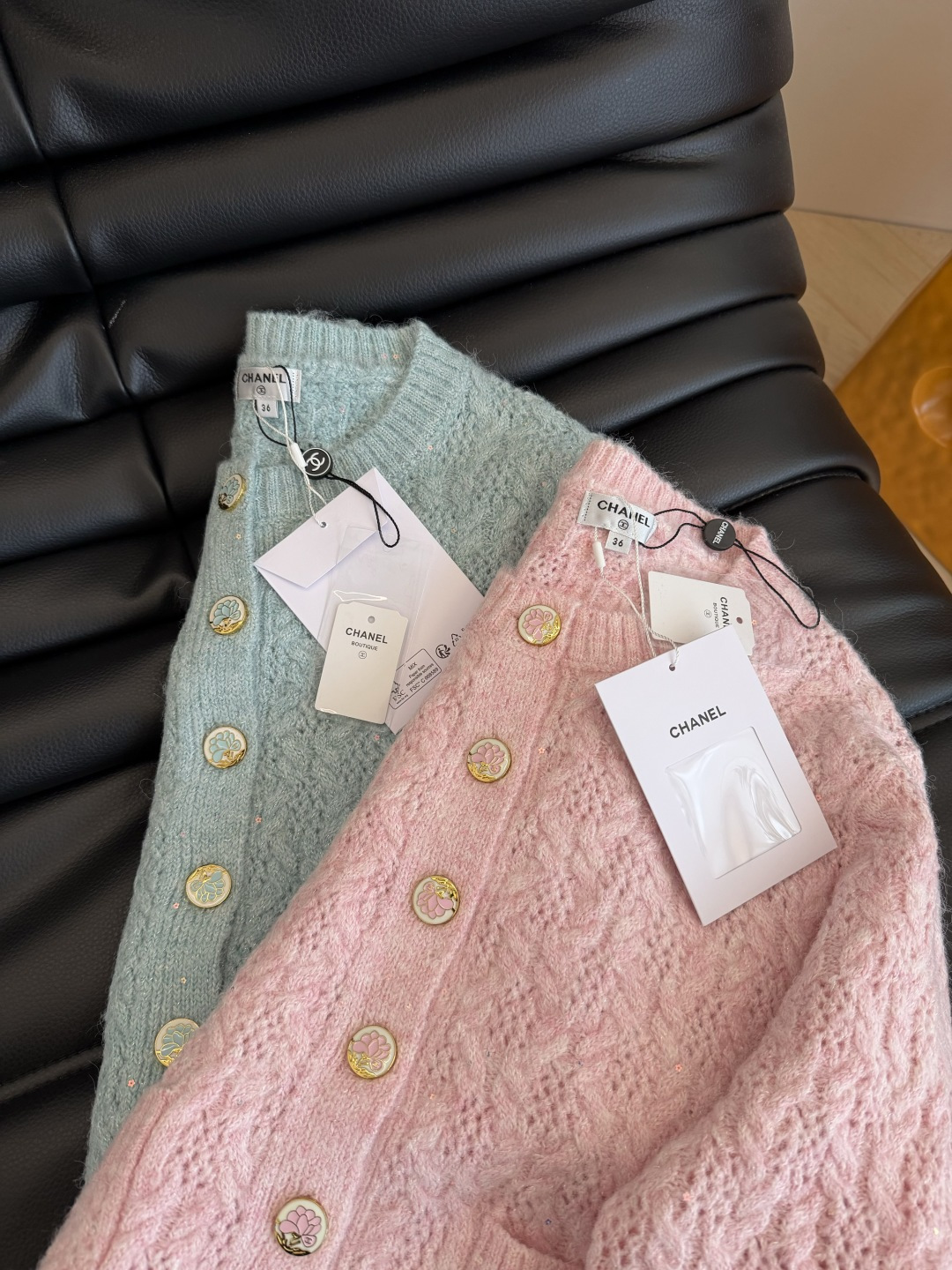 25 秋冬 双C花朵扣子装饰羊毛开衫 超级粉嫩的两个颜色 上身太减龄了 大写的好看 基础款版型完全不挑人