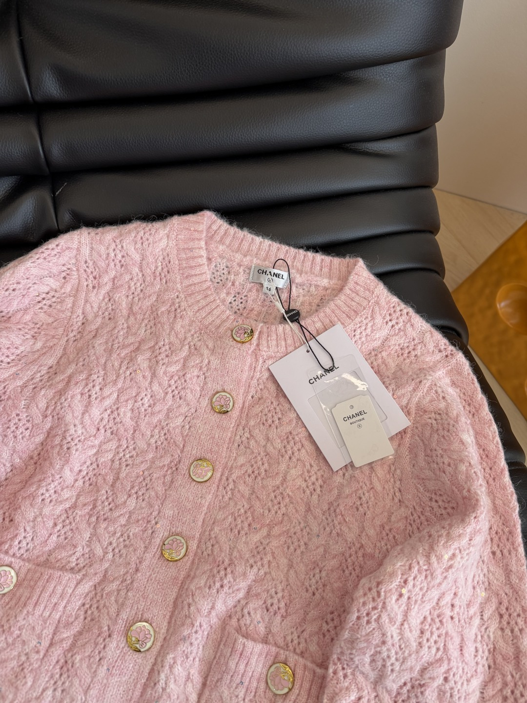 25 秋冬 双C花朵扣子装饰羊毛开衫 超级粉嫩的两个颜色 上身太减龄了 大写的好看 基础款版型完全不挑人