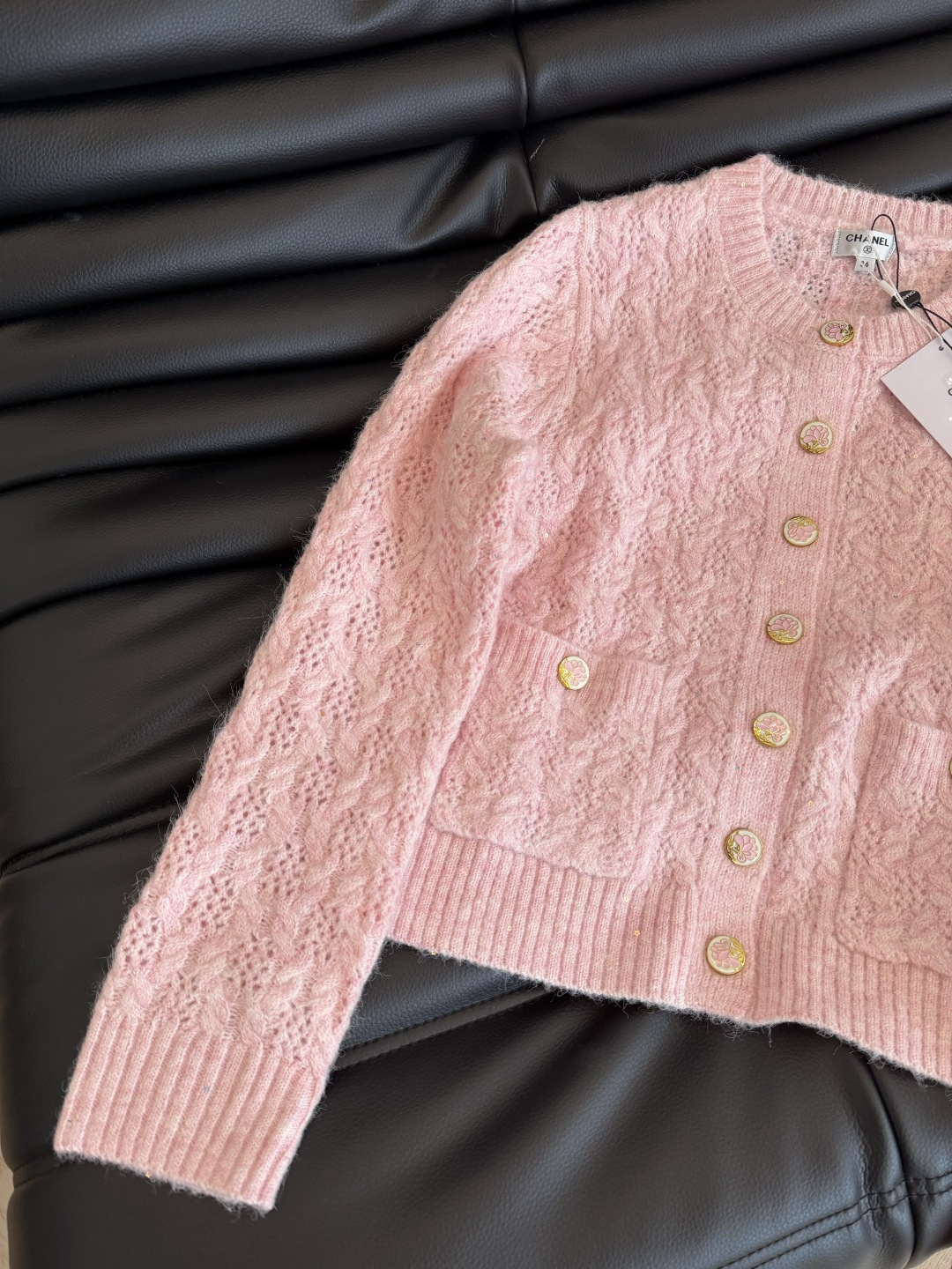 25 秋冬 双C花朵扣子装饰羊毛开衫 超级粉嫩的两个颜色 上身太减龄了 大写的好看 基础款版型完全不挑人