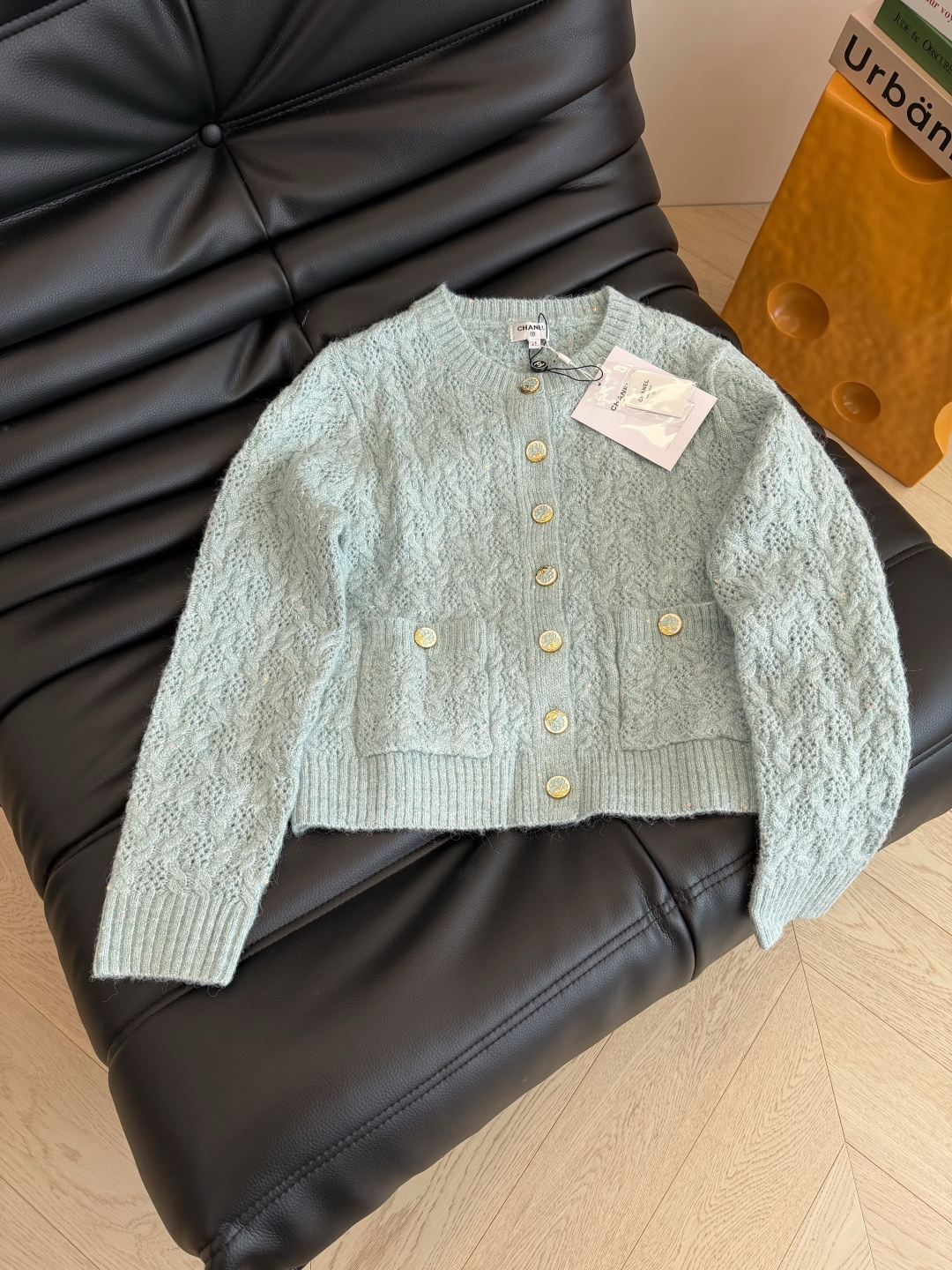 25 秋冬 双C花朵扣子装饰羊毛开衫 超级粉嫩的两个颜色 上身太减龄了 大写的好看 基础款版型完全不挑人