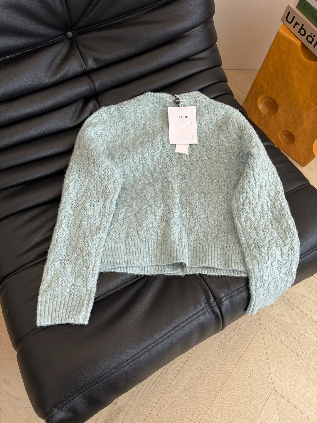 25 秋冬 双C花朵扣子装饰羊毛开衫 超级粉嫩的两个颜色 上身太减龄了 大写的好看 基础款版型完全不挑人