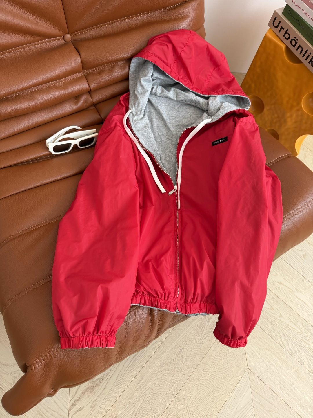 刘浩存同款 25秋冬系列 两面穿连帽外套 一面红色尼龙面料 一面棉质花灰色 两种不同的风格随意切换 可休