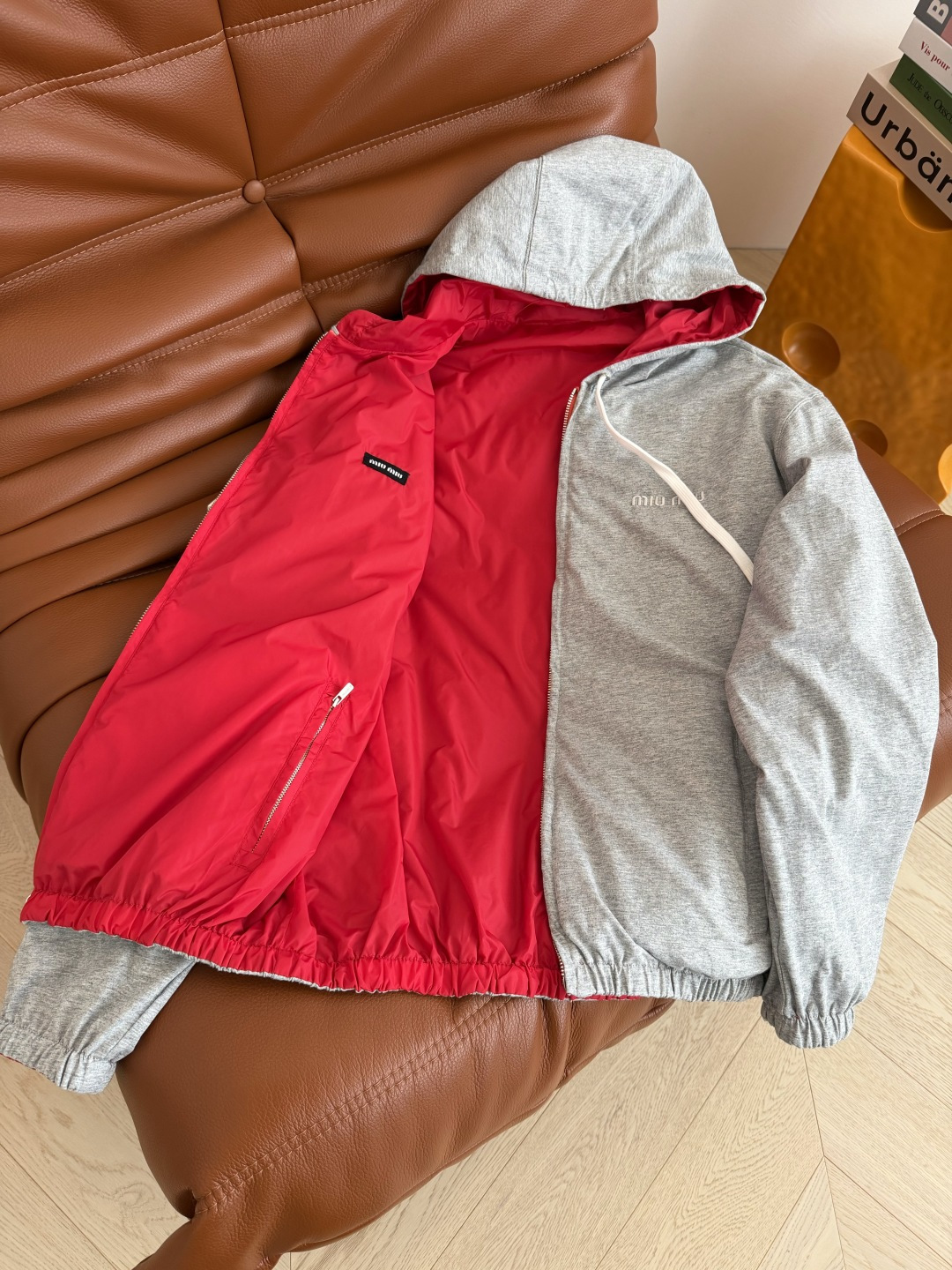 刘浩存同款 25秋冬系列 两面穿连帽外套 一面红色尼龙面料 一面棉质花灰色 两种不同的风格随意切换 可休
